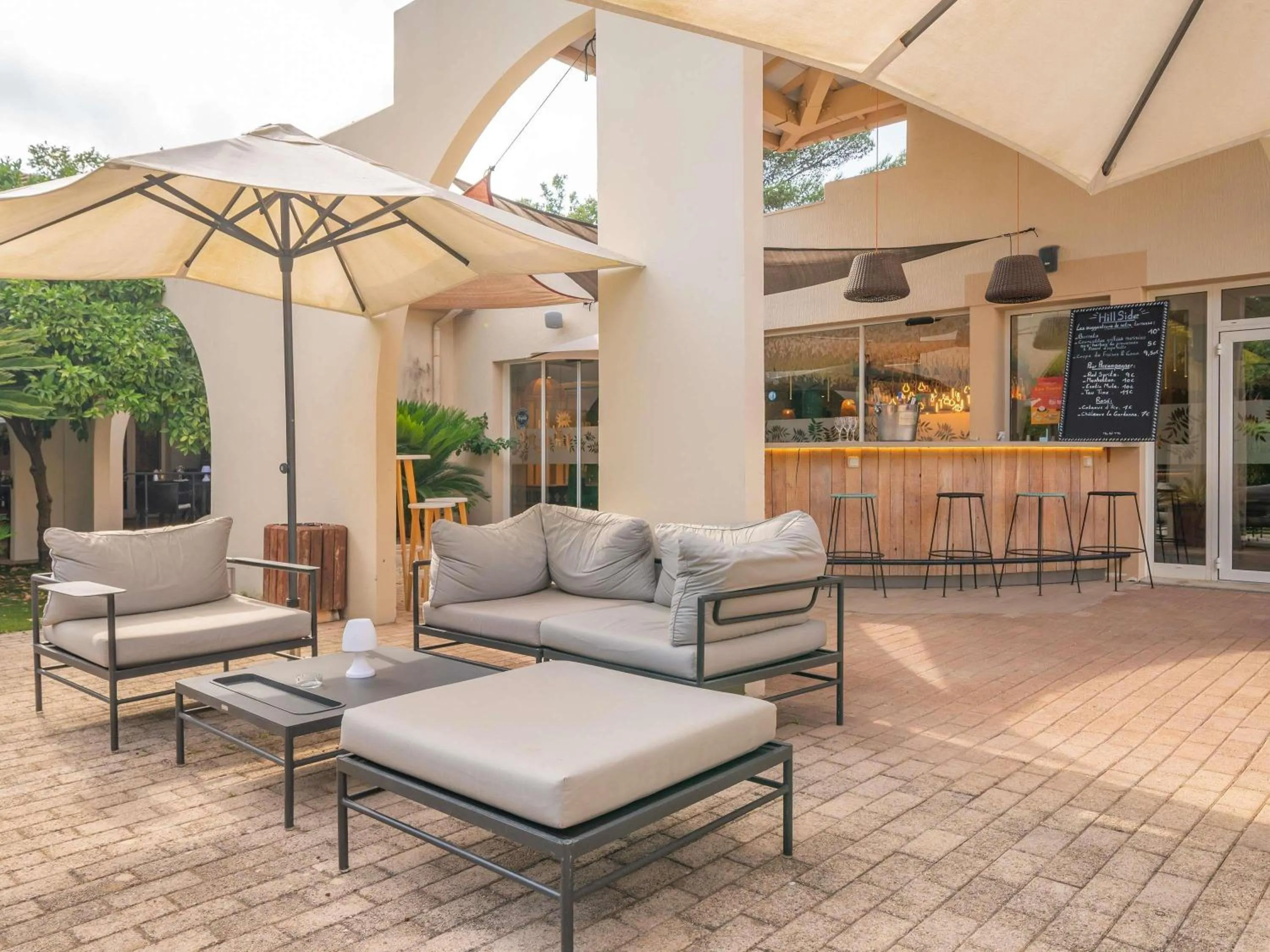 Lounge or bar in Mercure Antibes Sophia Antipolis