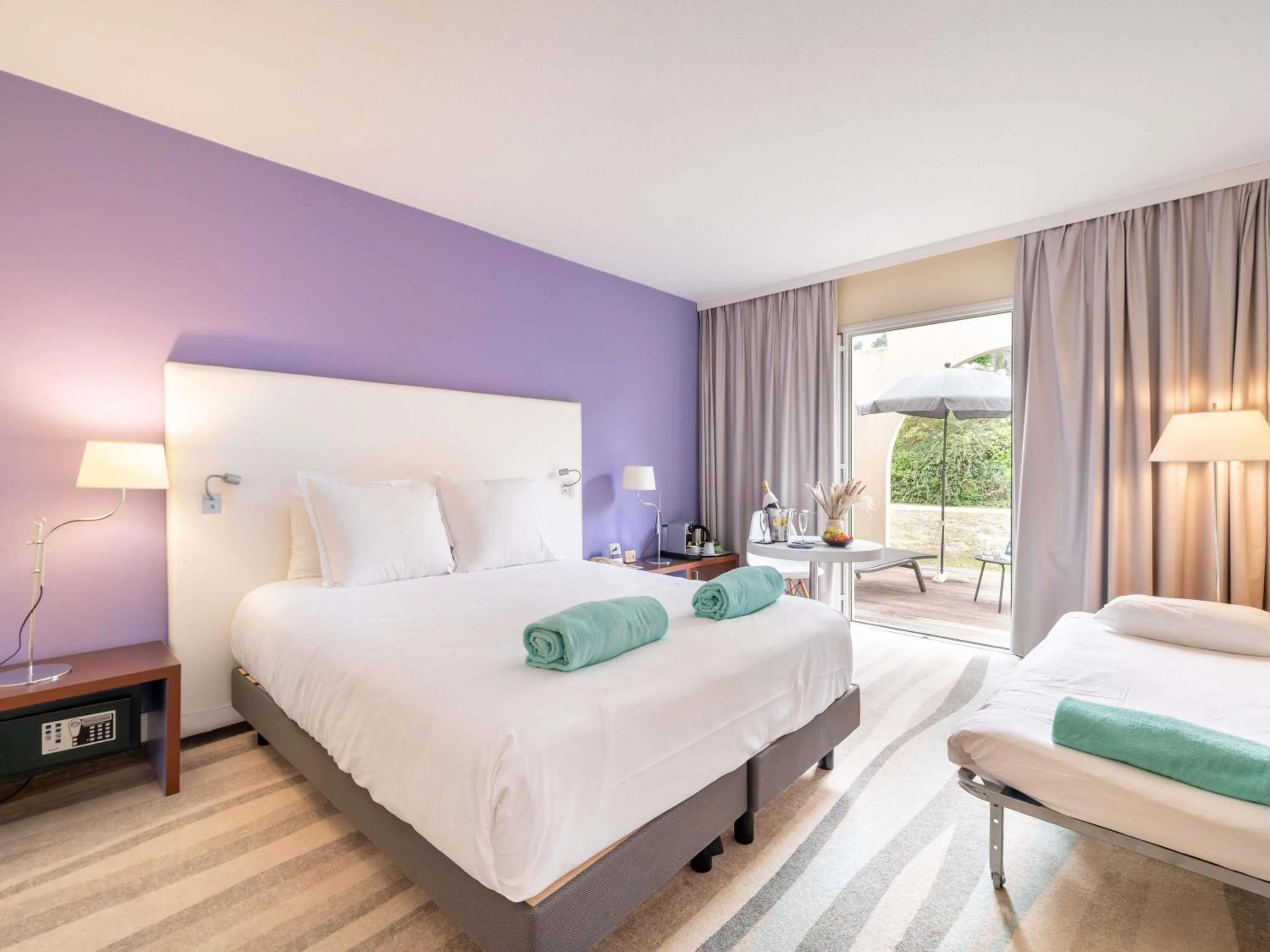 Property building, Bed in Mercure Antibes Sophia Antipolis