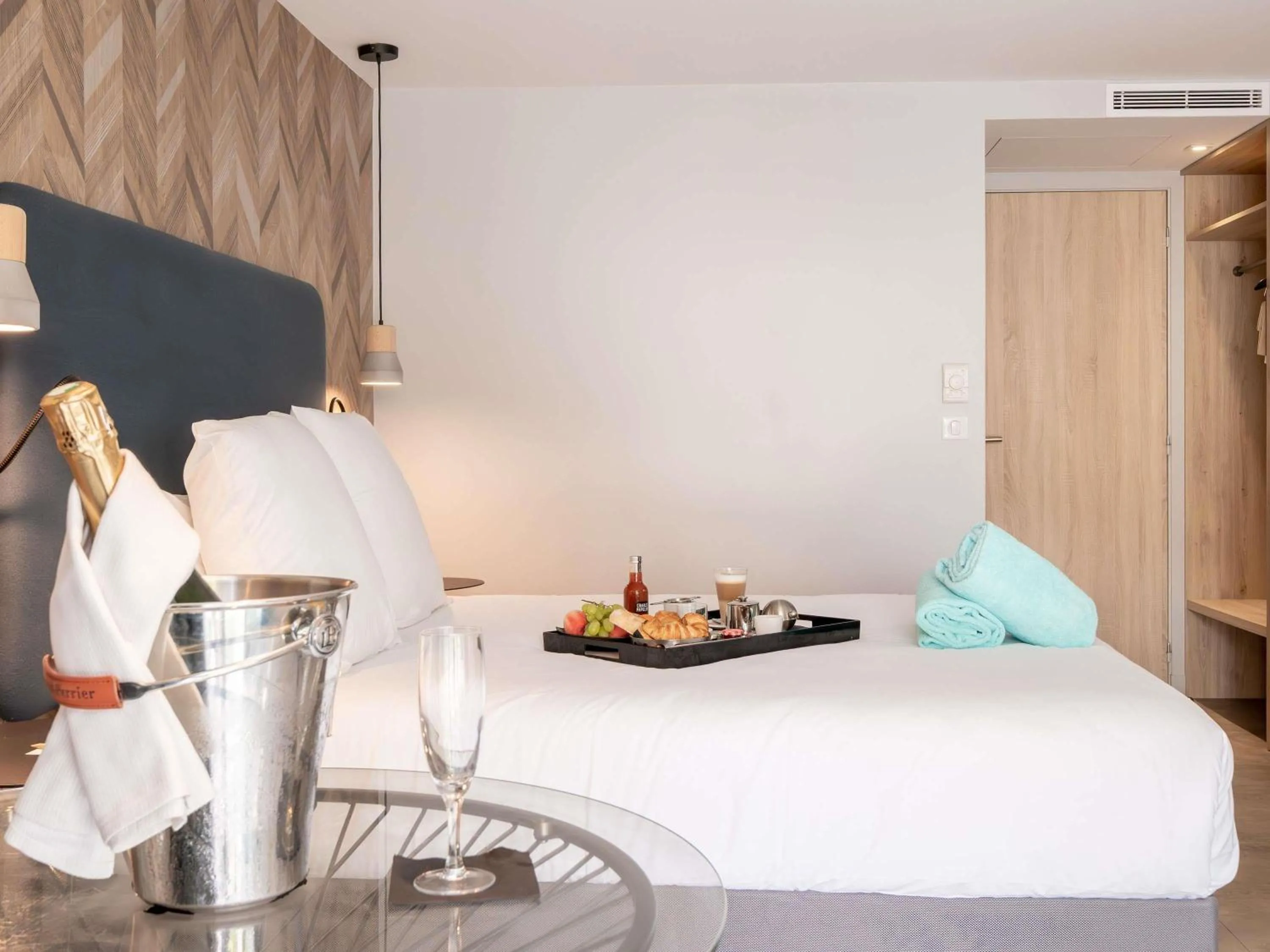 Bedroom, Bed in Mercure Antibes Sophia Antipolis