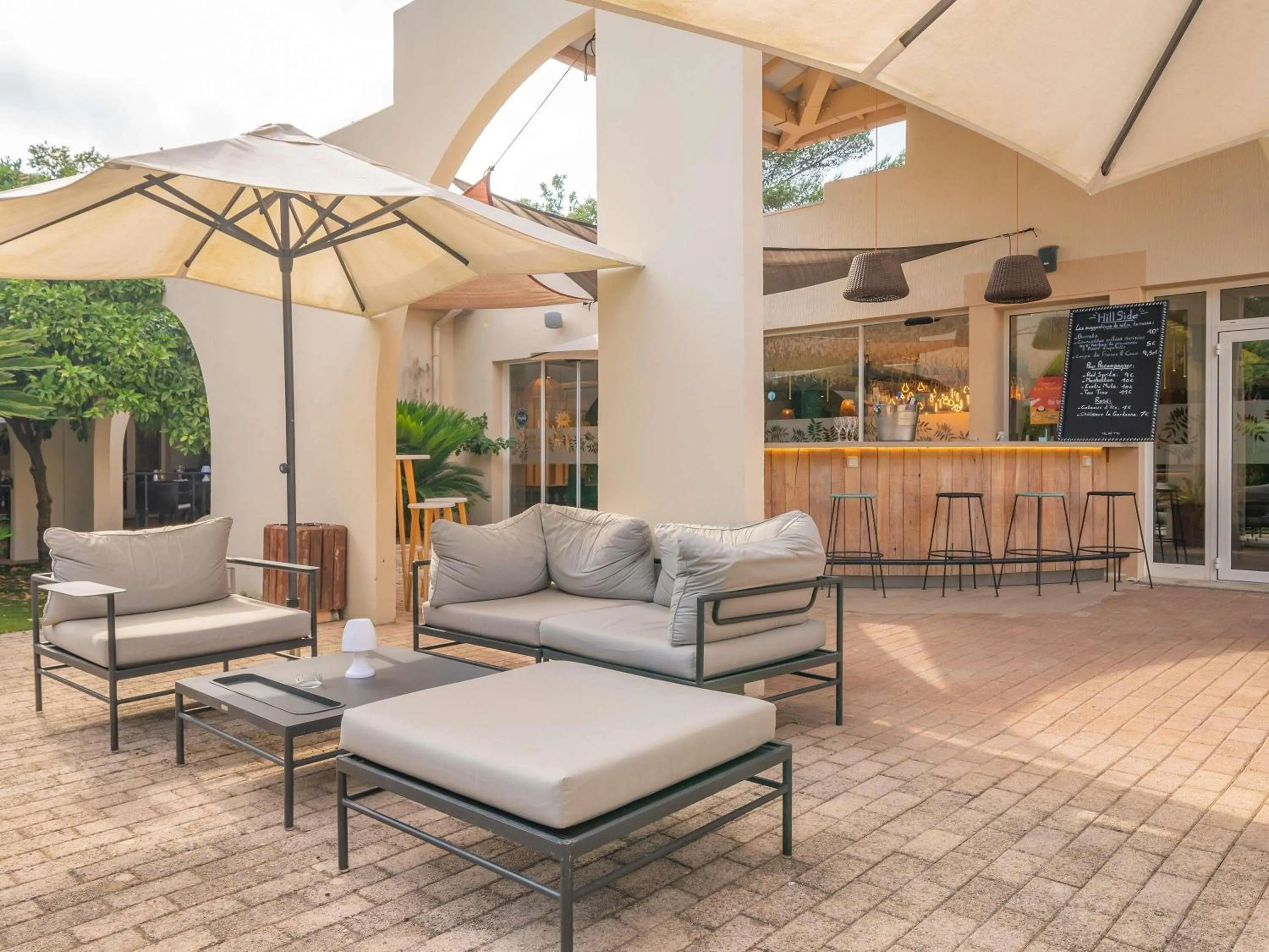 Lounge or bar in Mercure Antibes Sophia Antipolis