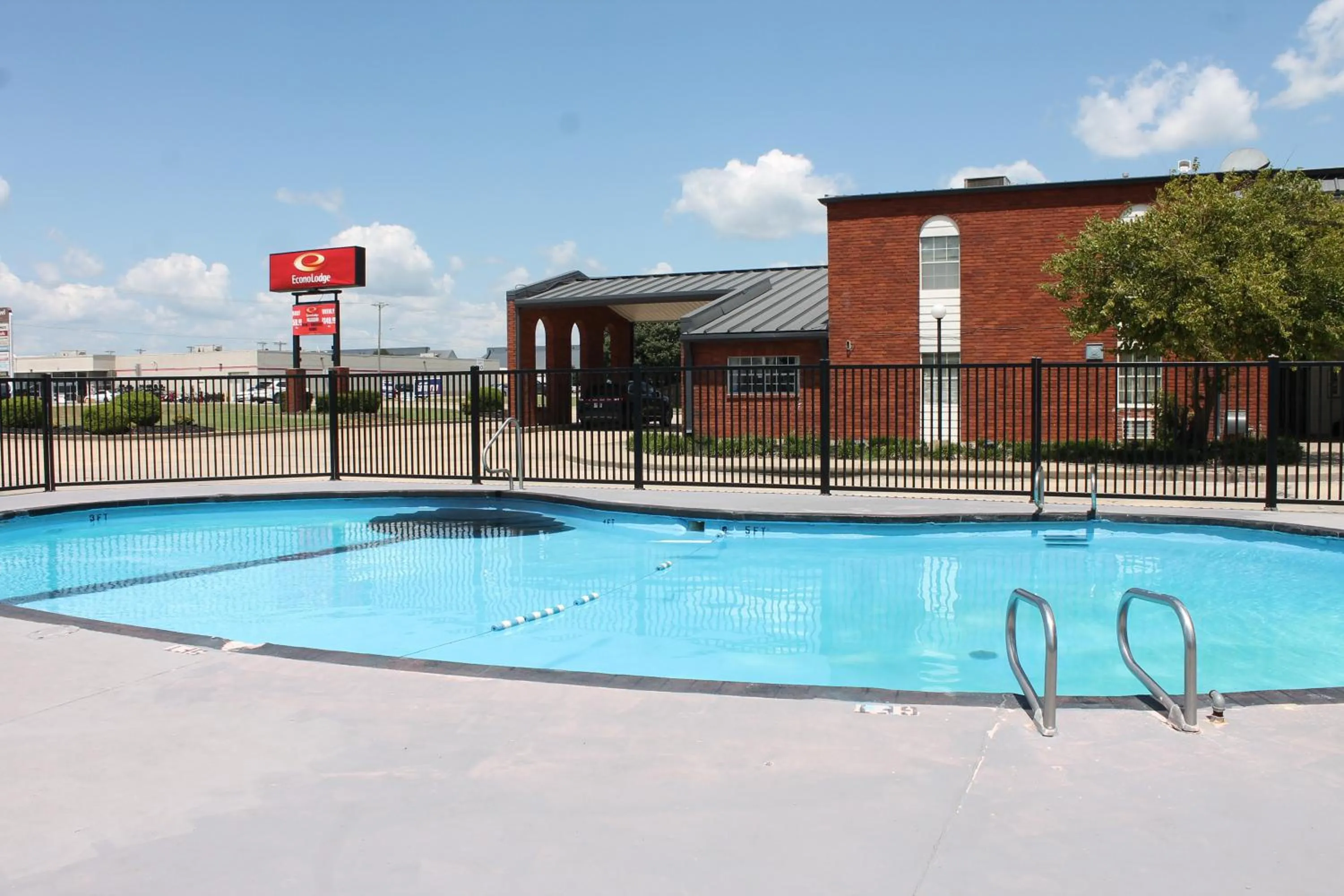 Pool view in Econo lodge Kennett
