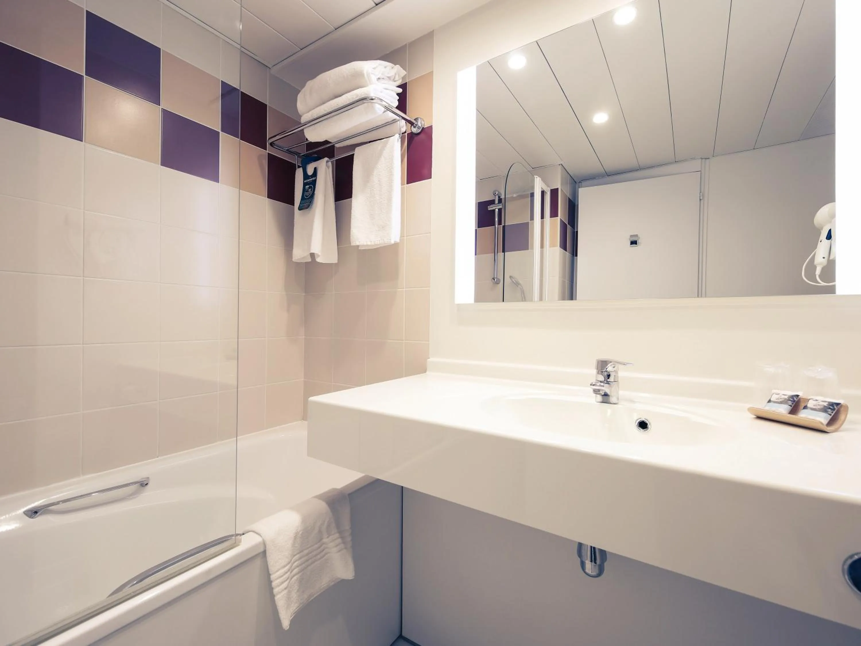 Bathroom in Mercure Grenoble Centre Alpotel