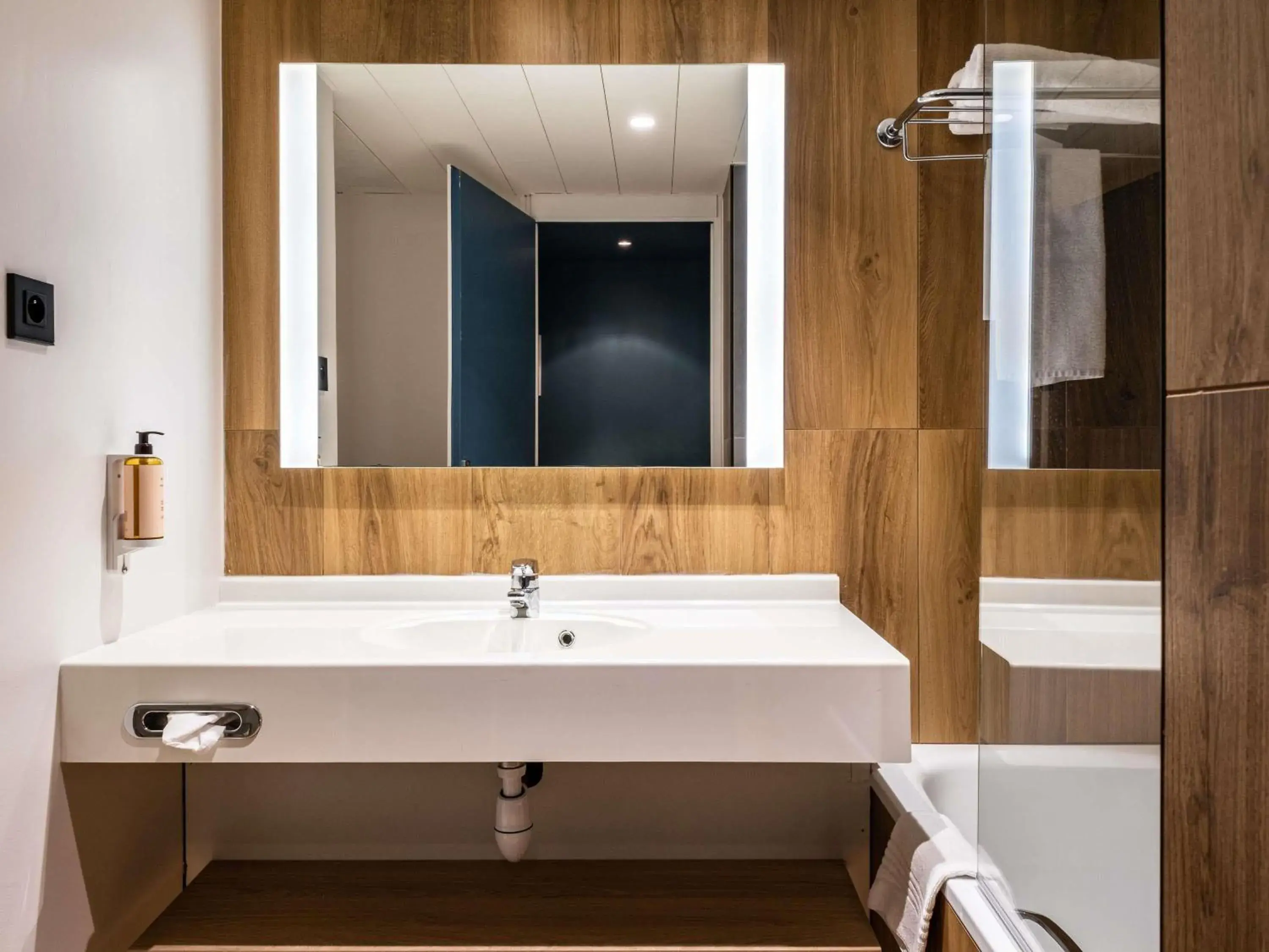 Standard Room - Non-Smoking in Mercure Grenoble Centre Alpotel Standard Room - Non-Smoking in Mercure Grenoble Centre Alpotel