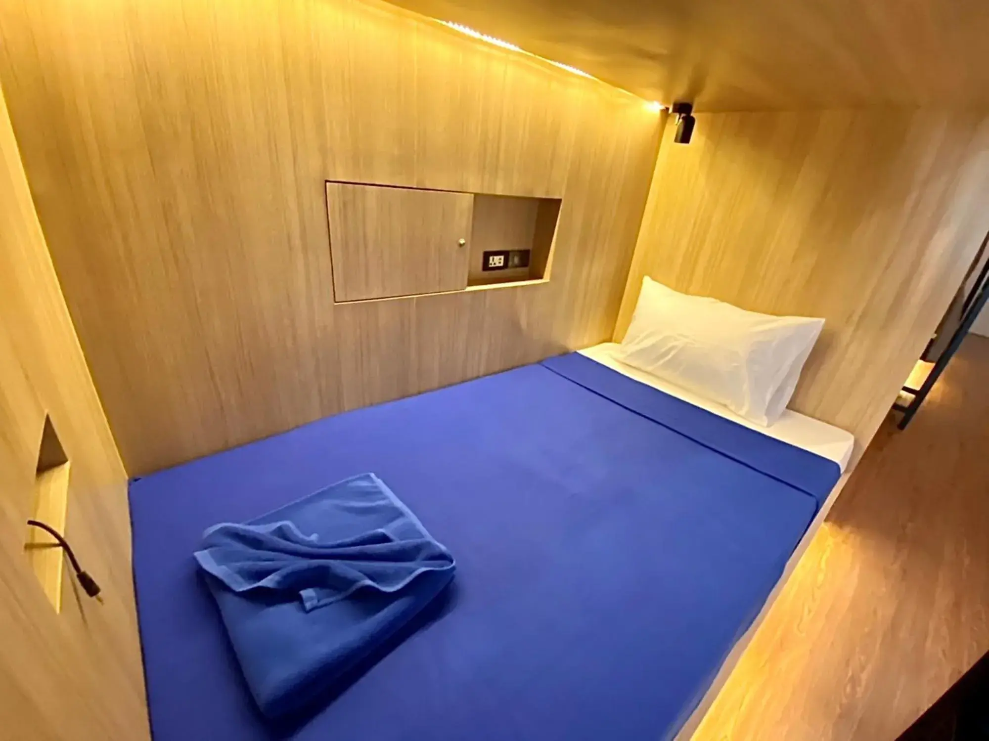 Bed in 8-Bed Mixed Dormitory Room in Patong Poshtel Bed in 8-Bed Mixed Dormitory Room in Patong Poshtel