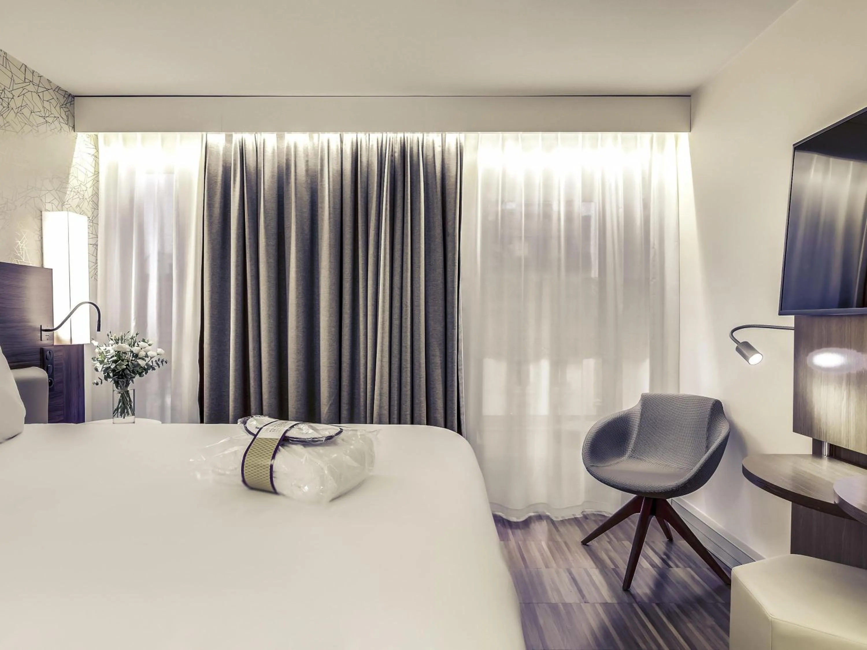 Bedroom, Bed in Mercure Paris Arc de Triomphe Etoile