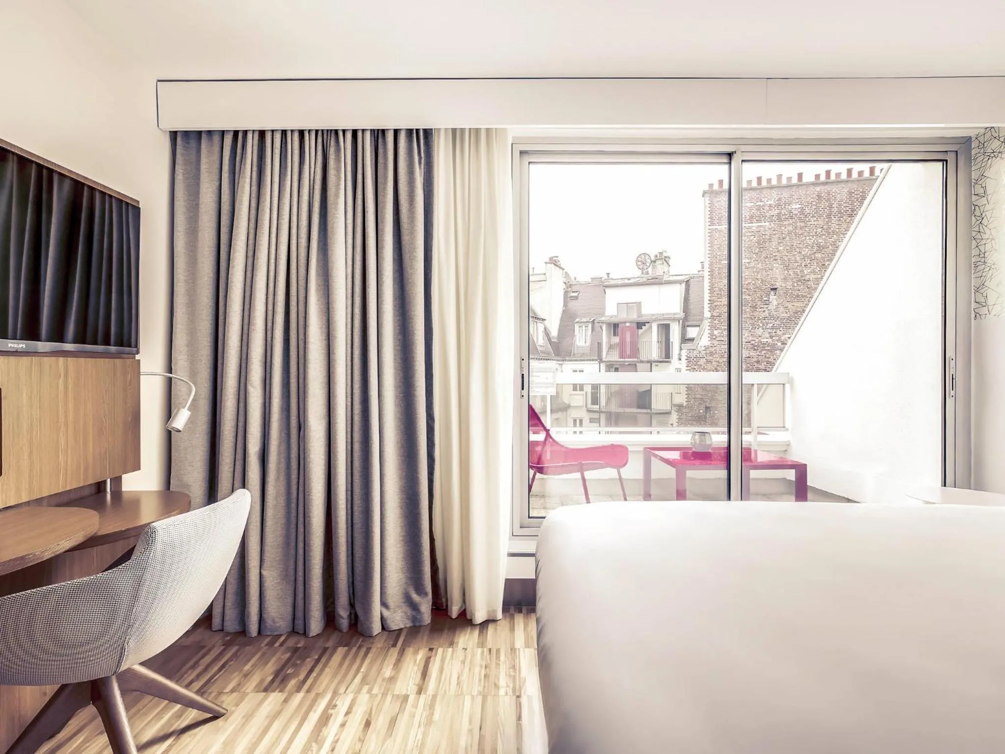 Bedroom in Mercure Paris Arc de Triomphe Etoile