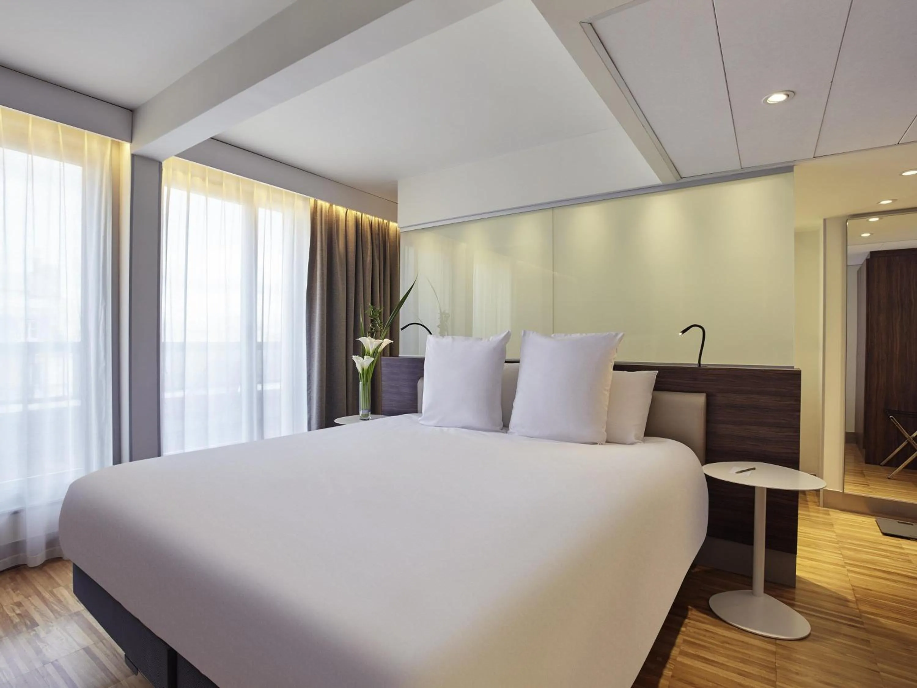 Bedroom, Bed in Mercure Paris Arc de Triomphe Etoile