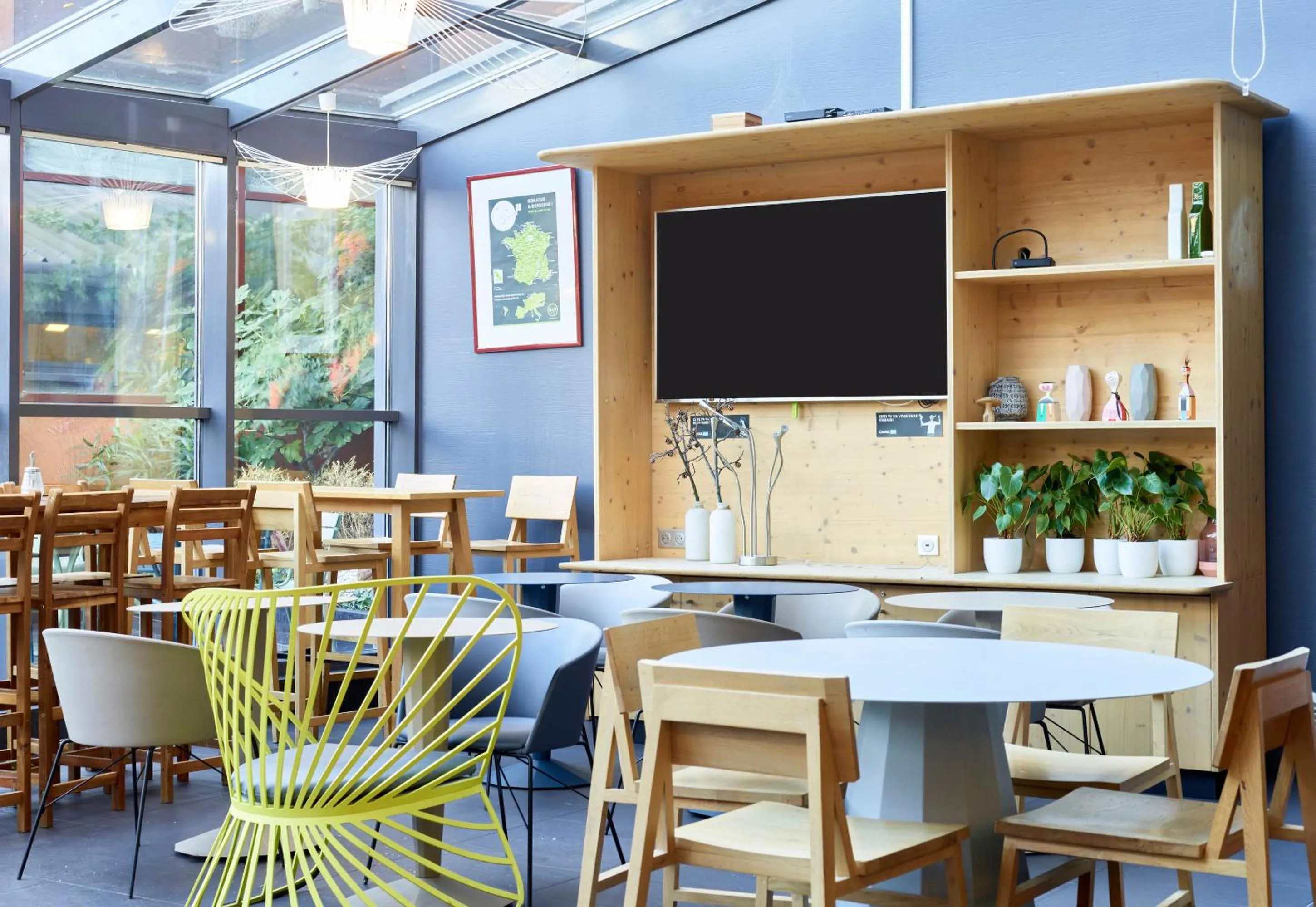 TV and multimedia in B&B HOME Paris Nord 18ème