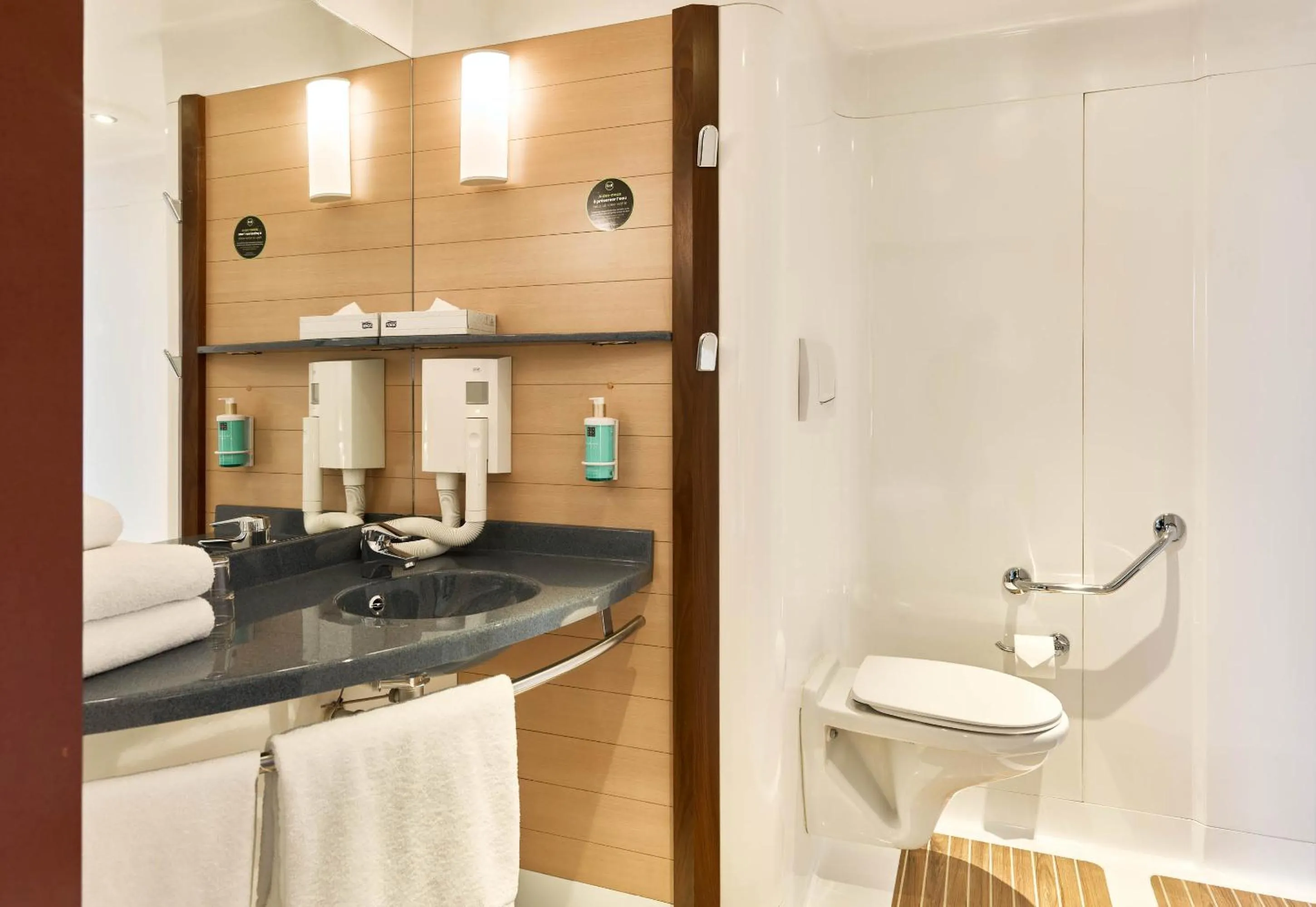 Shower in B&B HOME Paris Nord 18ème