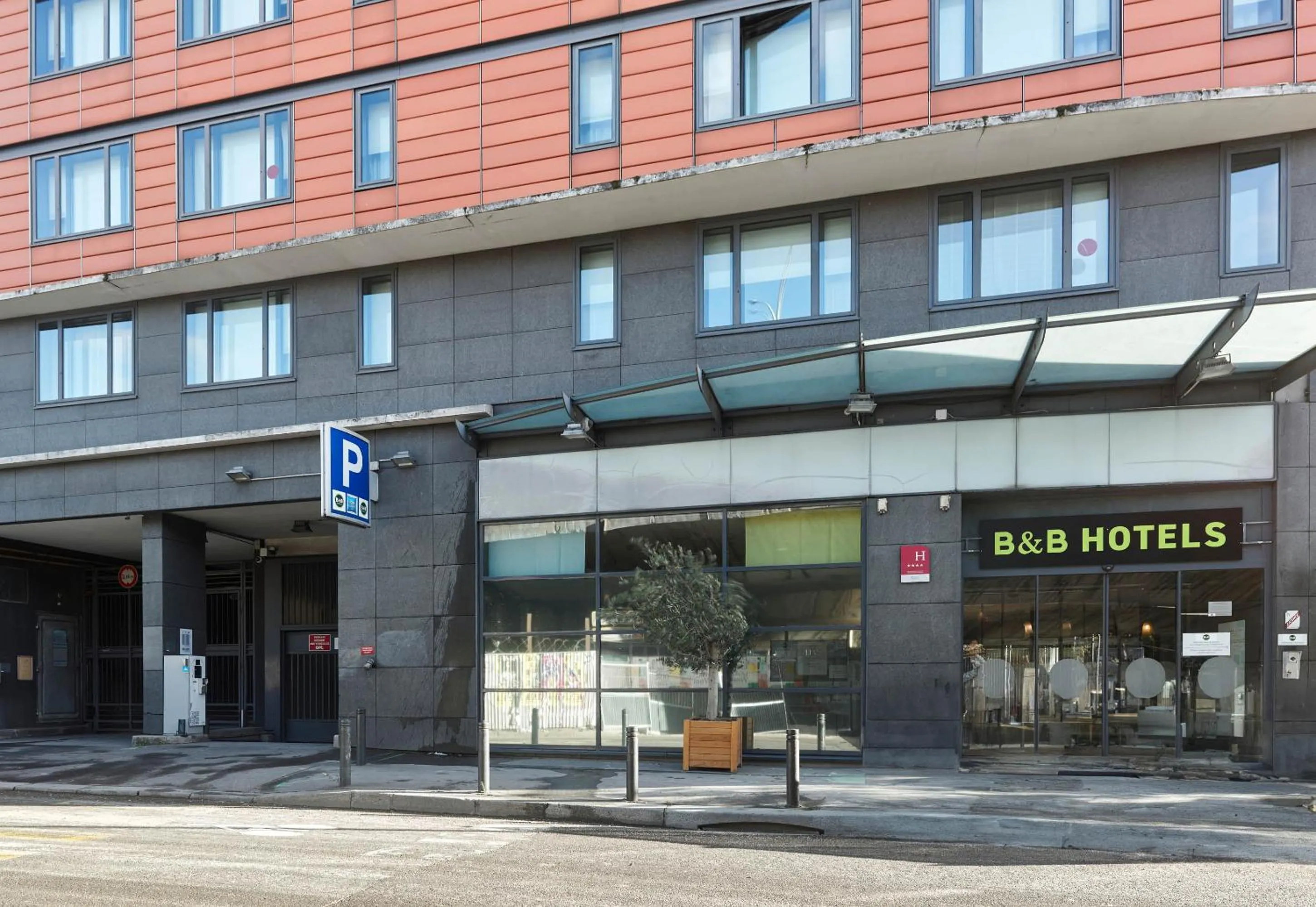 Property building in B&B HOME Paris Nord 18ème