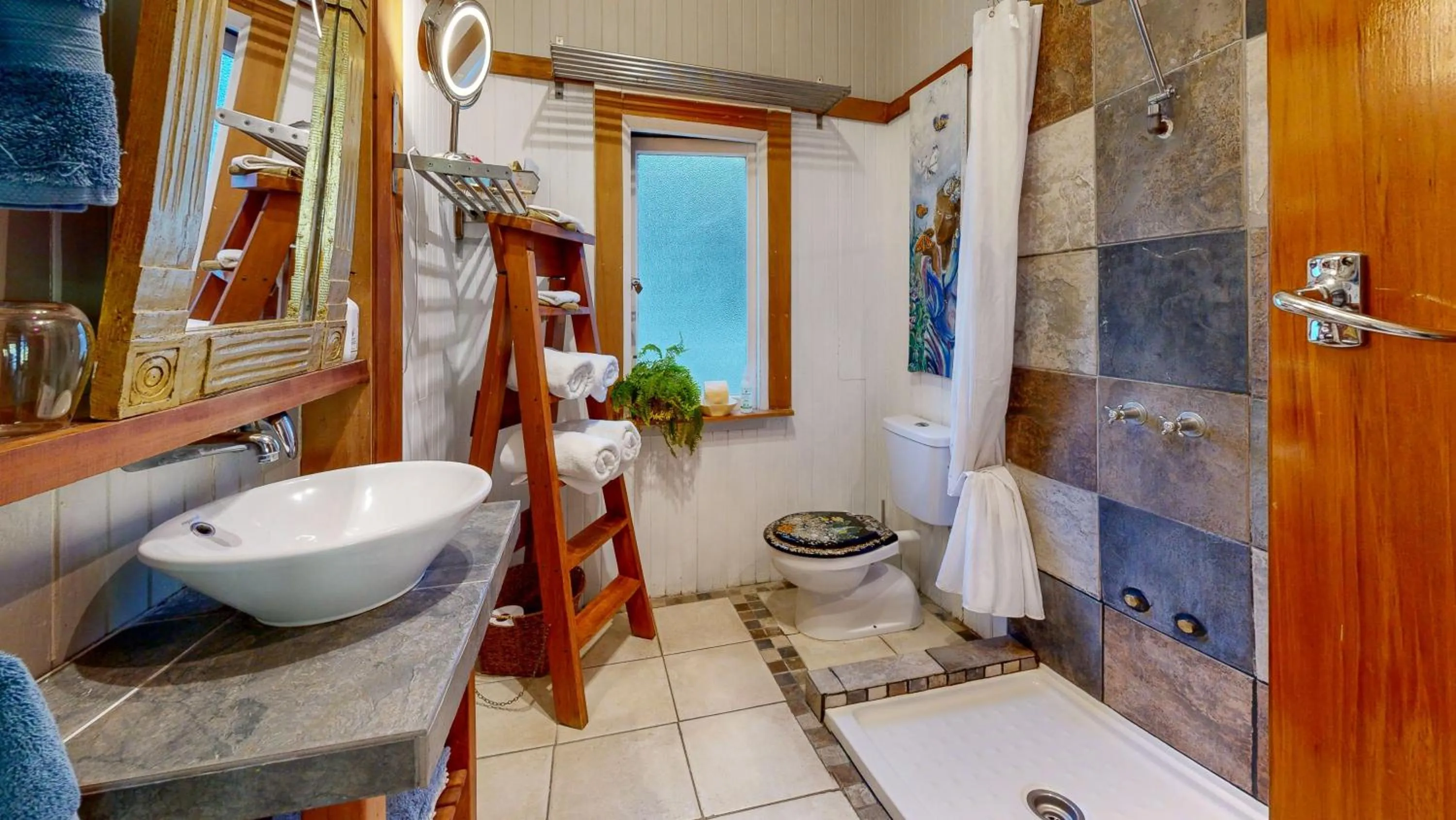 Toilet in Bluff Hill Lighthouse B&B