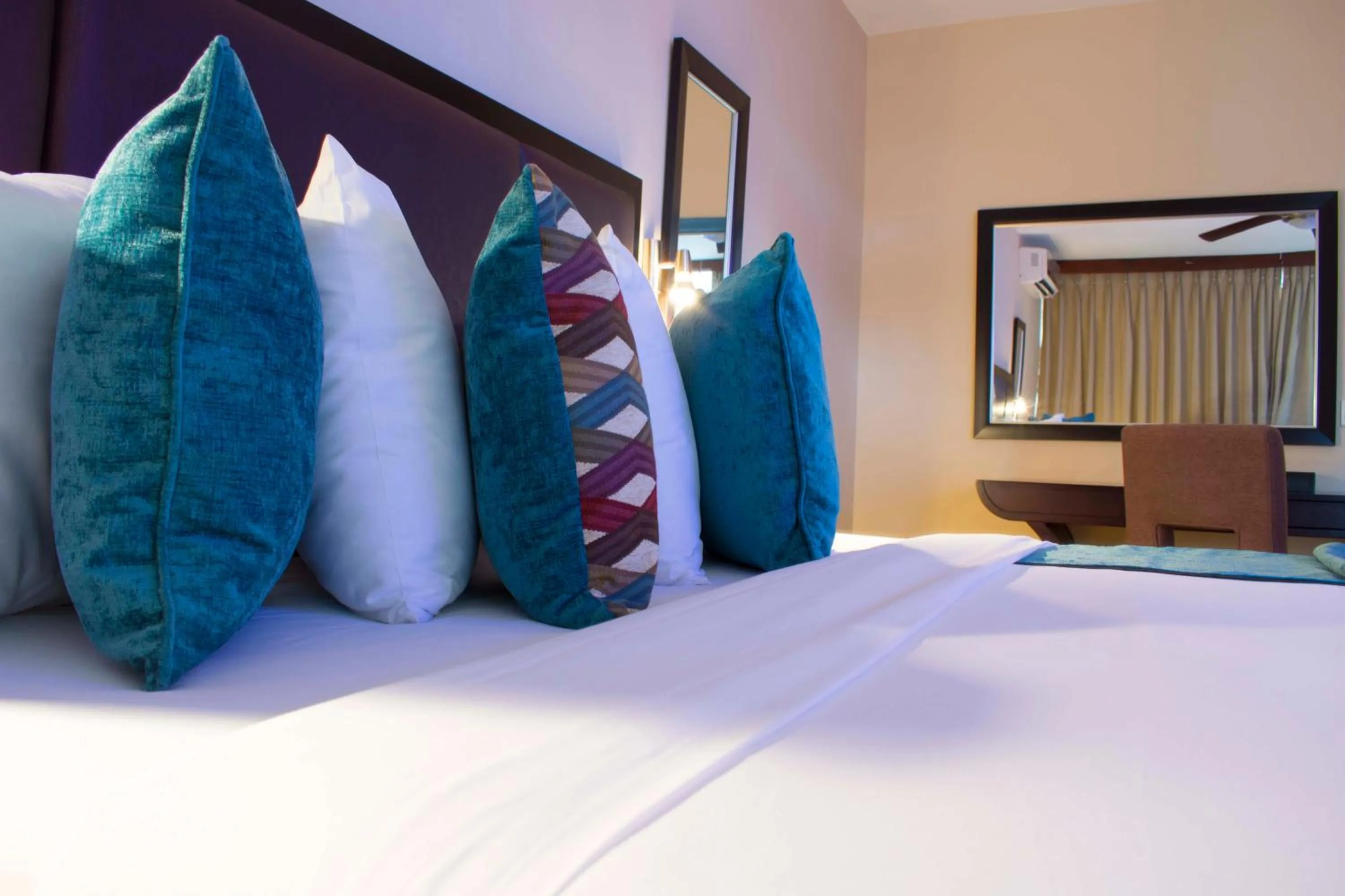 Bed in Best Western Plus Accra Beach Hotel