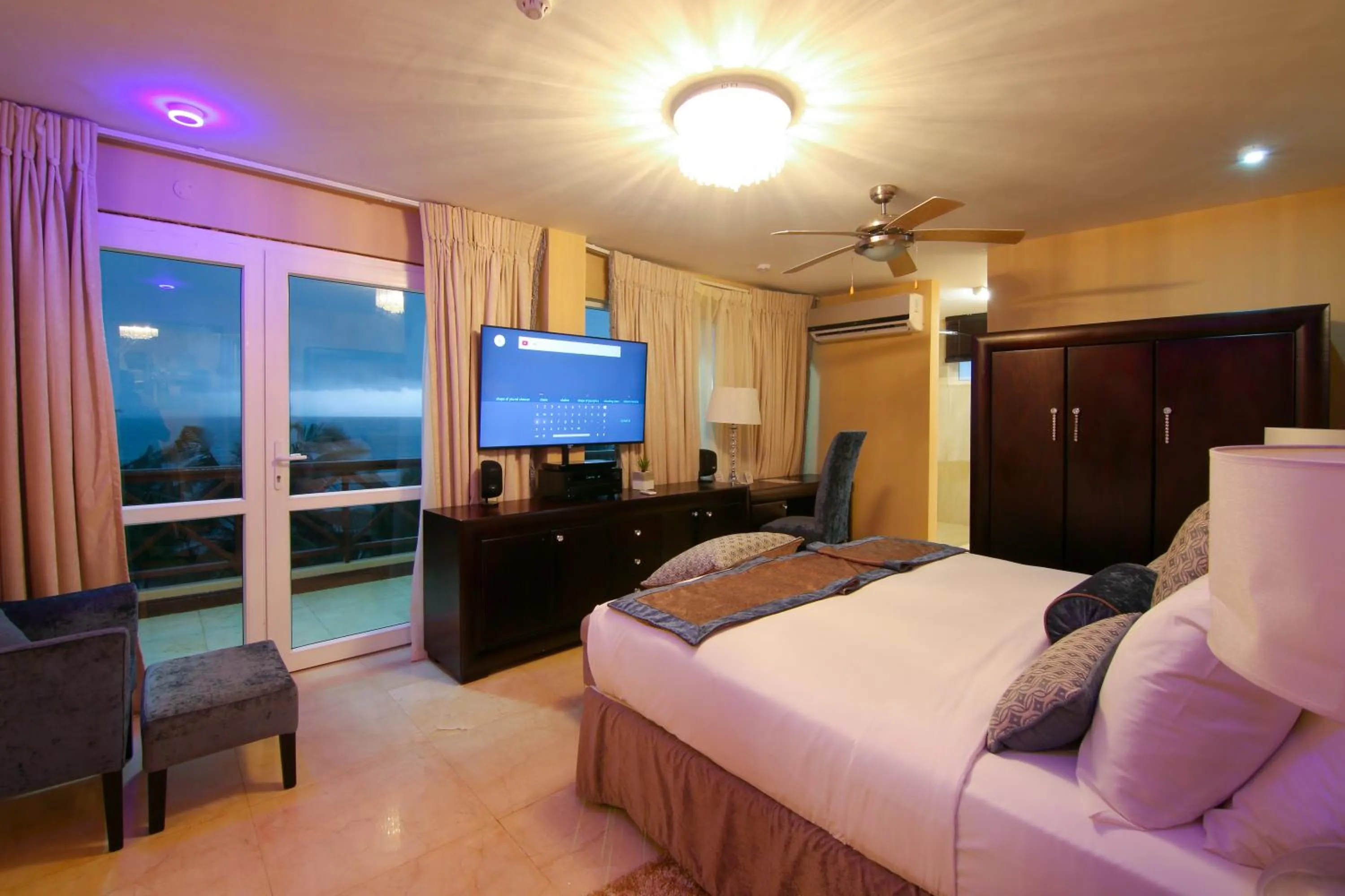 Bed in Best Western Plus Accra Beach Hotel