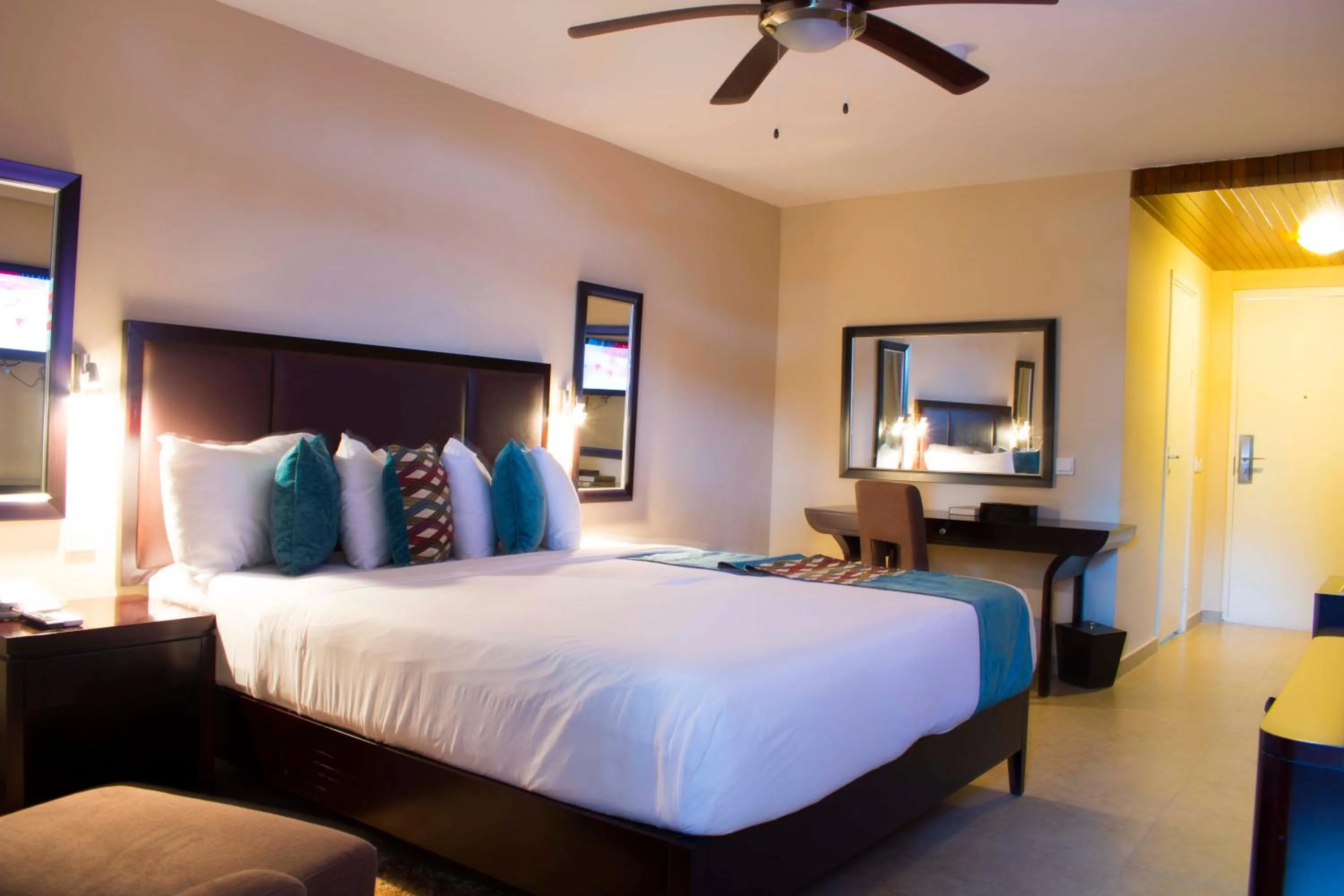 Bed in Best Western Plus Accra Beach Hotel