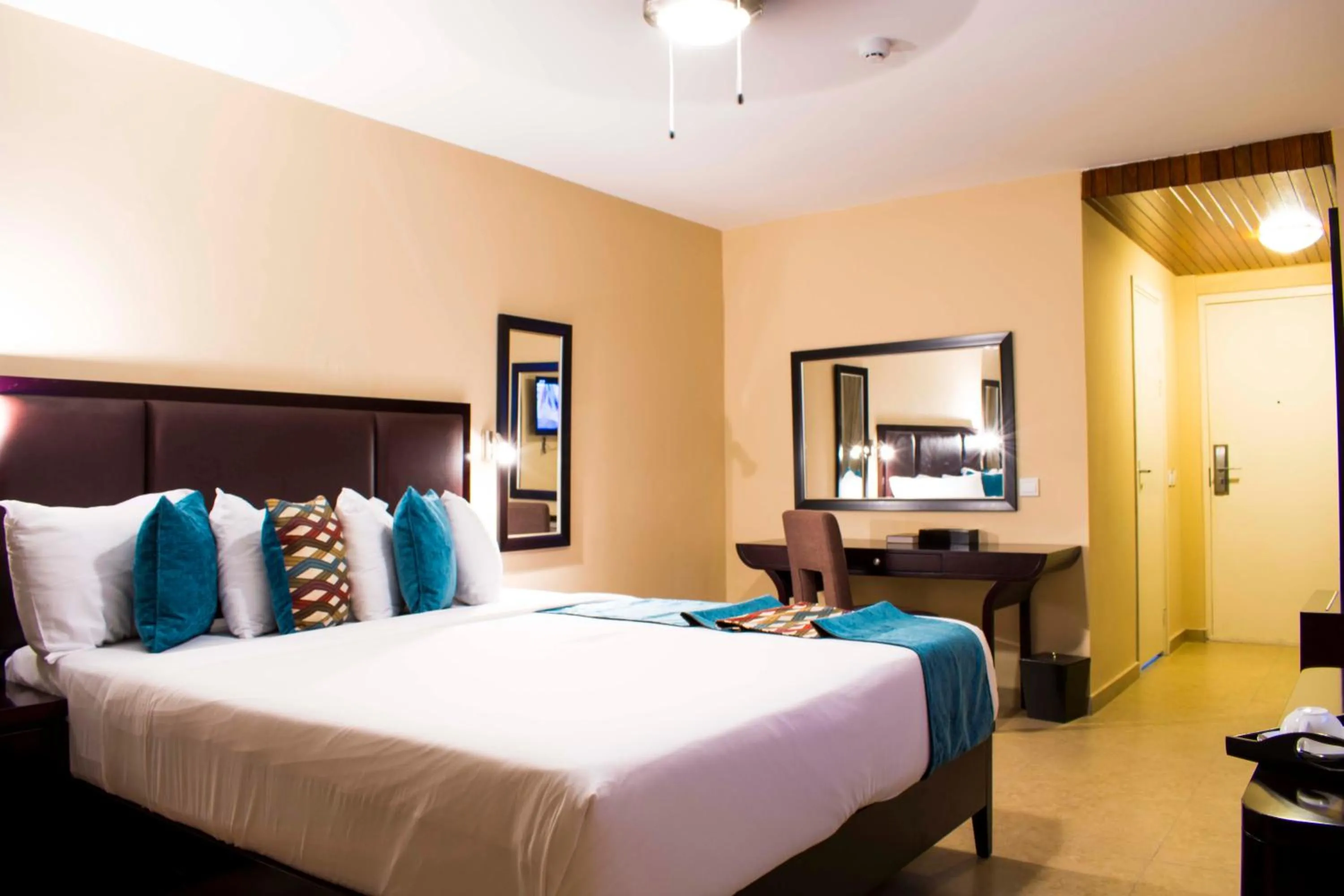 Bed in Best Western Plus Accra Beach Hotel