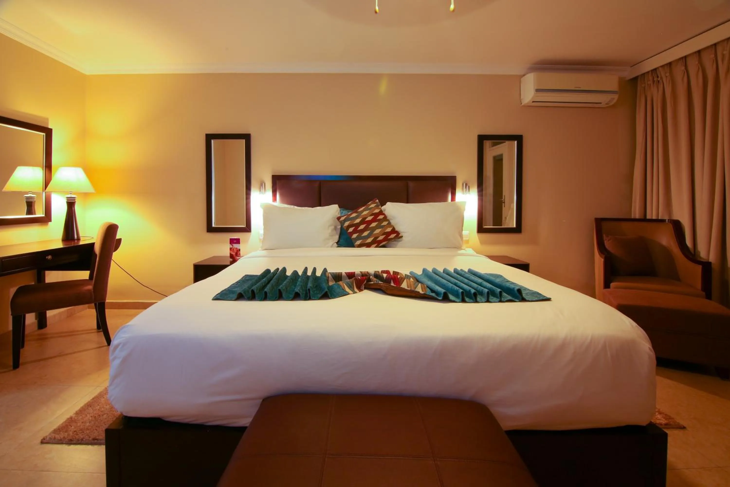 Bed in Best Western Plus Accra Beach Hotel