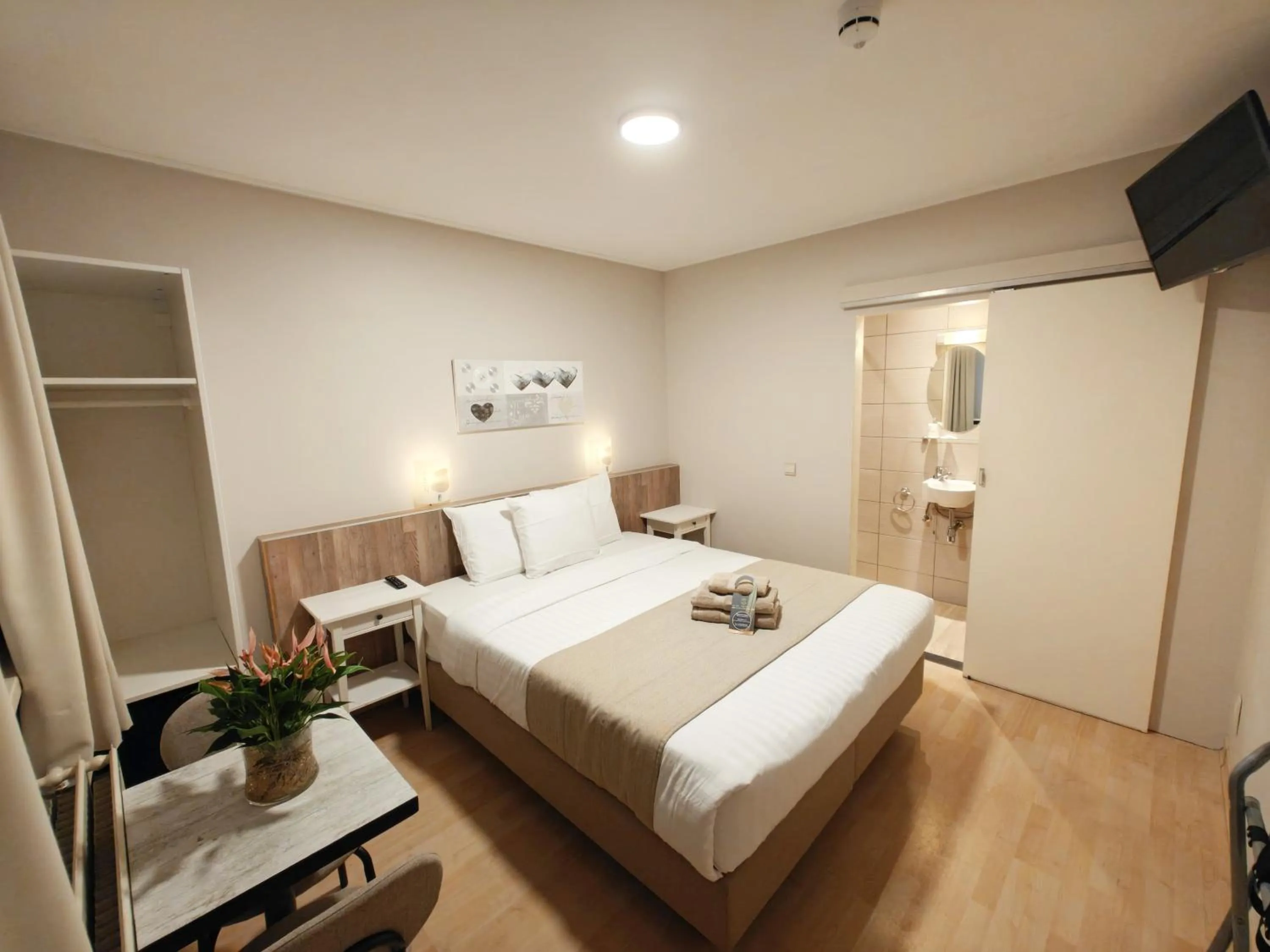 Photo of the whole room, Bed in Hotel Tropicana