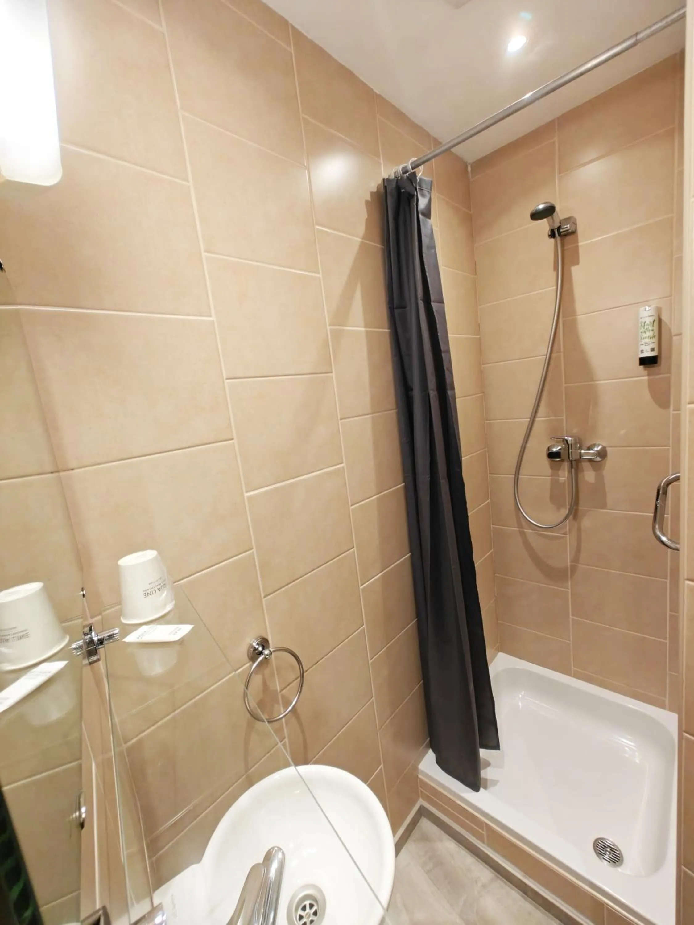 Shower in Hotel Tropicana