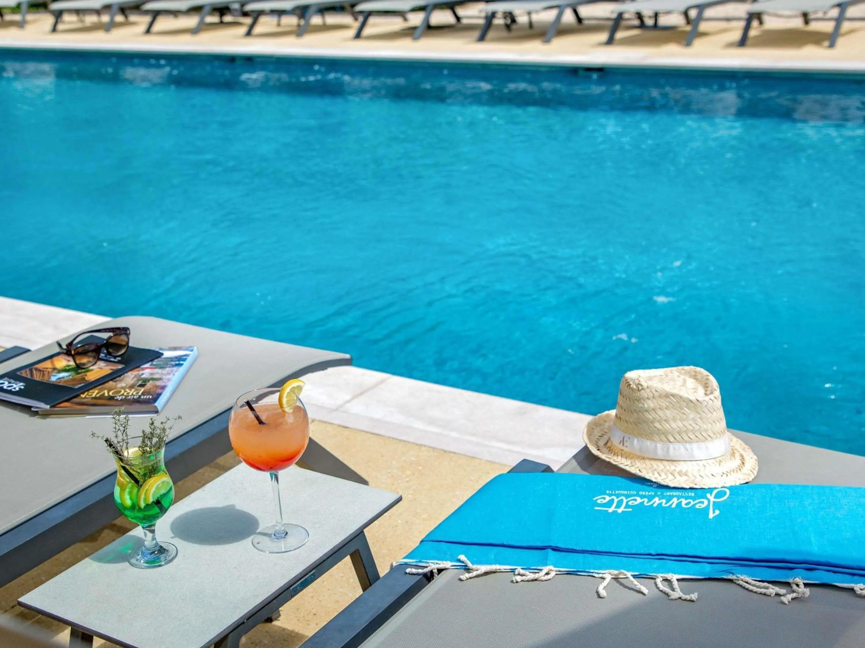 Pool view in Mercure Cavaillon