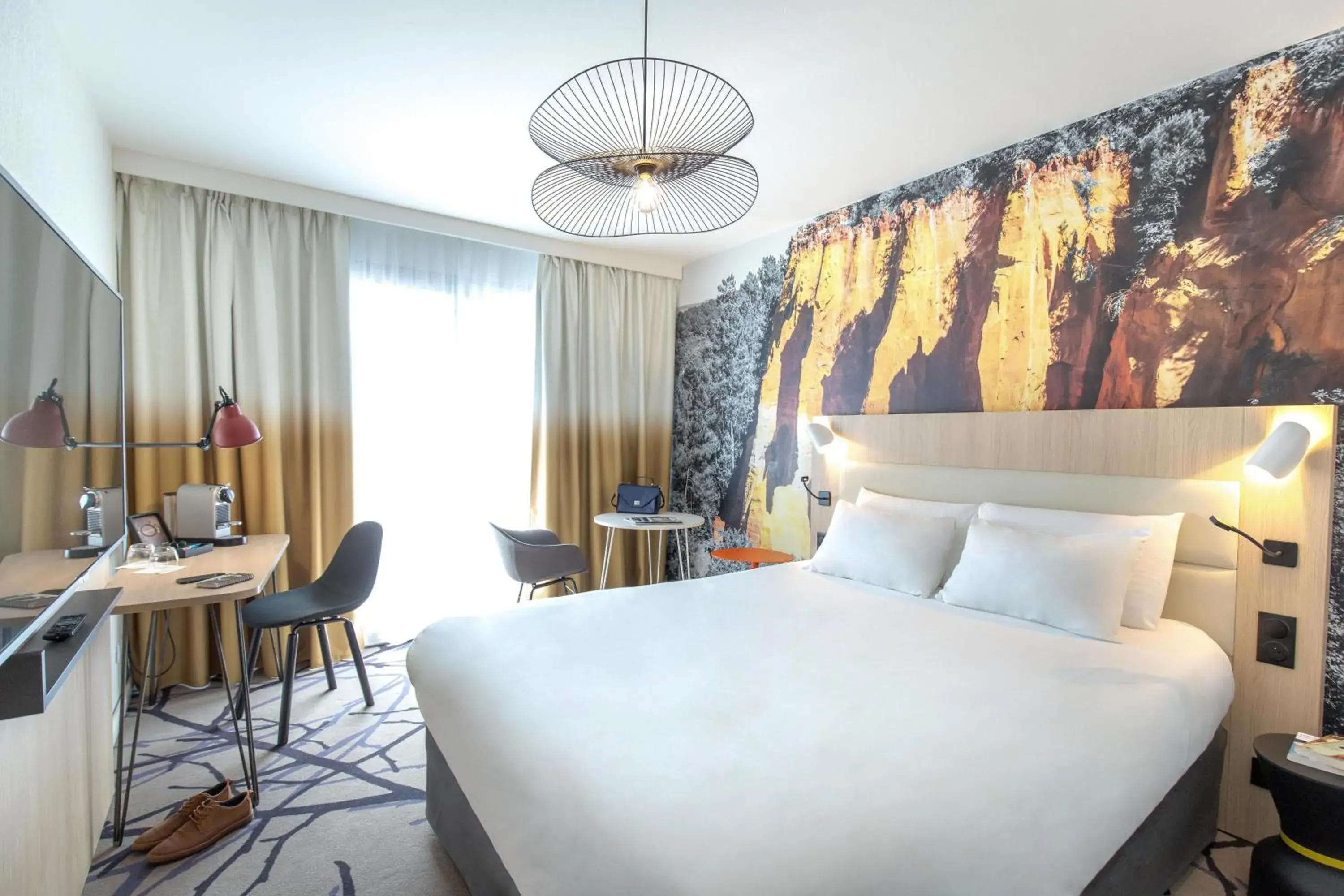 Privilege Room with Double Bed and Balcony in Mercure Cavaillon Privilege Room with Double Bed and Balcony in Mercure Cavaillon