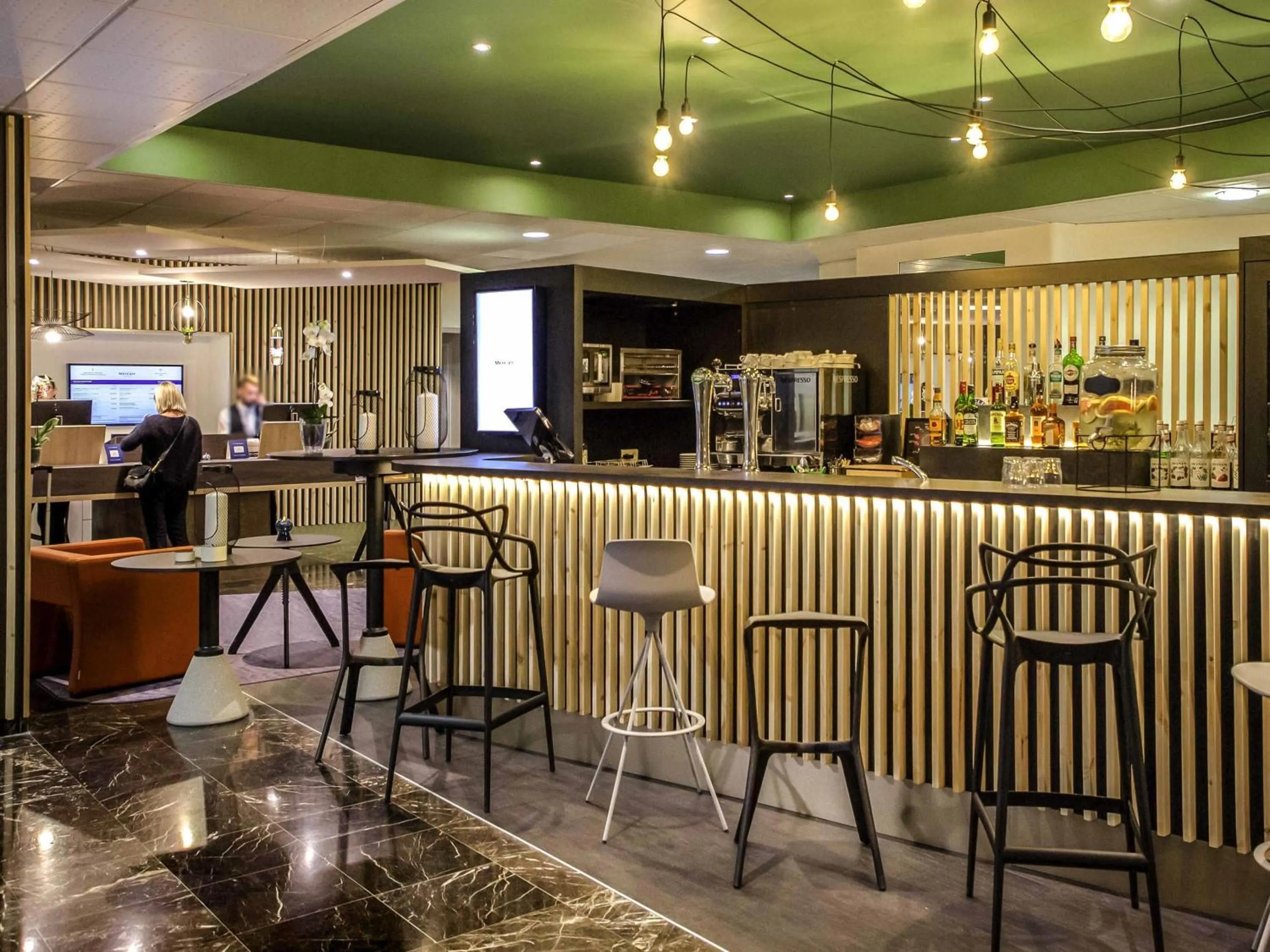 Lounge or bar in Mercure Cavaillon
