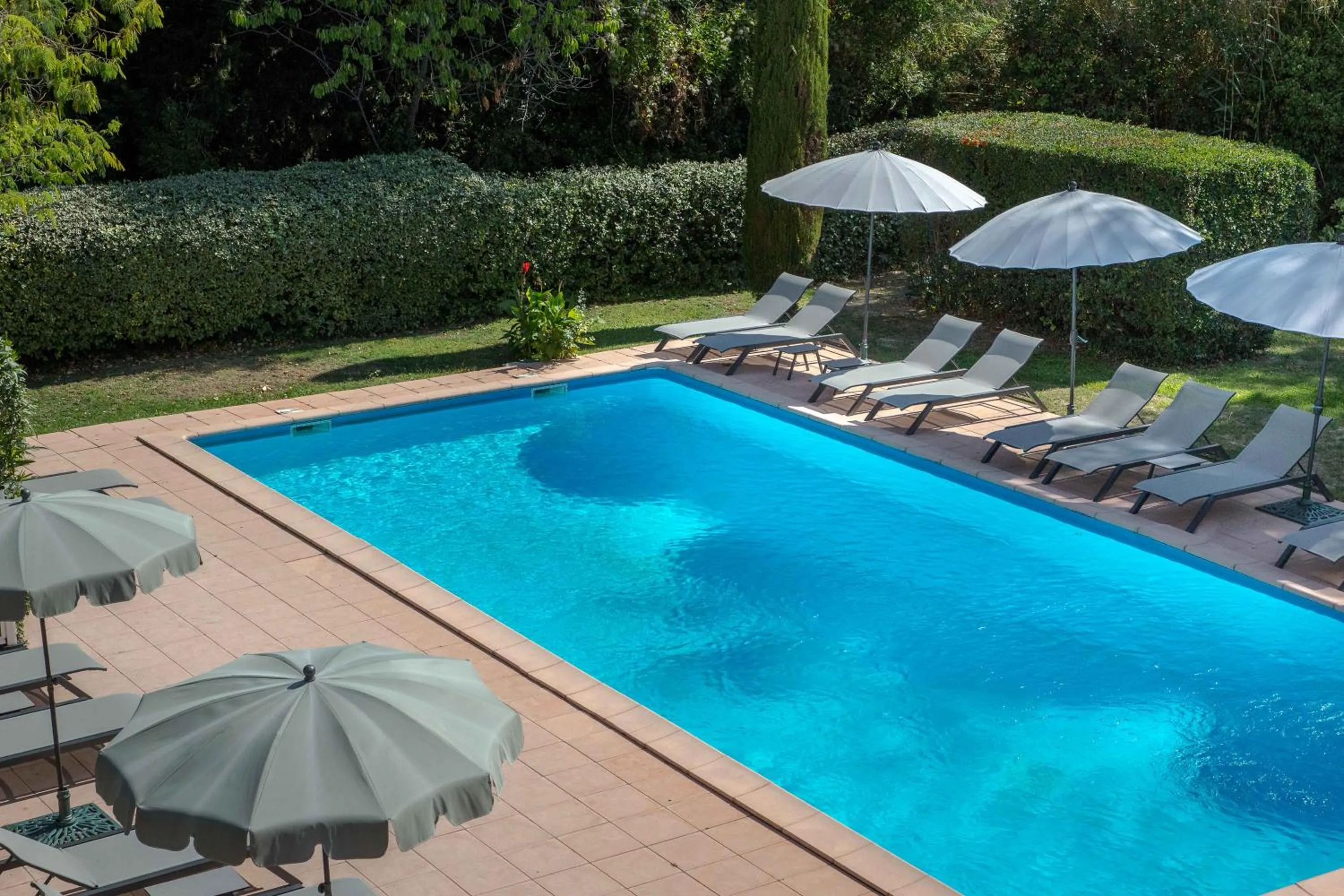 Pool view in Mercure Cavaillon