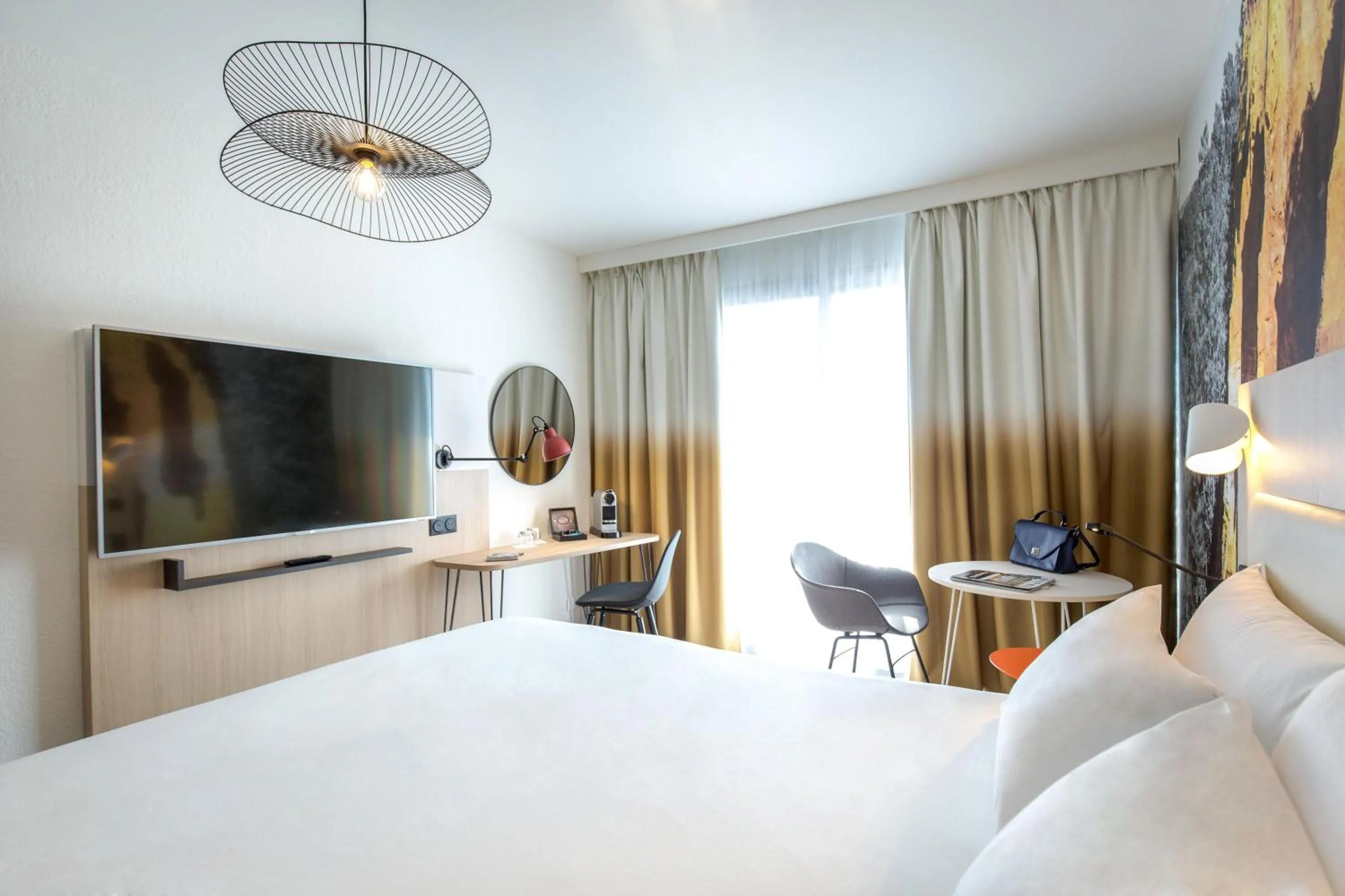 Photo of the whole room, Bed in Mercure Cavaillon