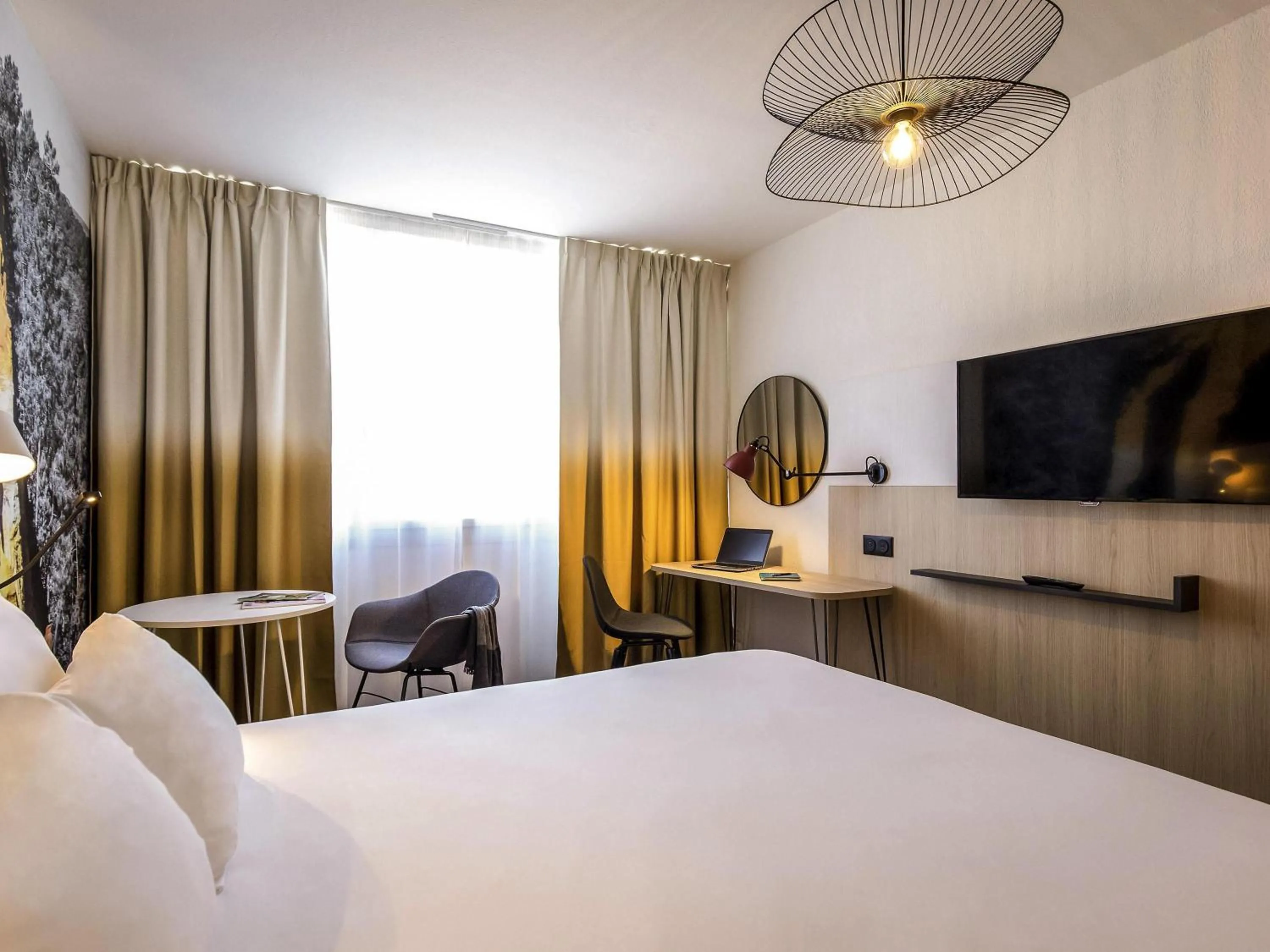 Bedroom, Bed in Mercure Cavaillon