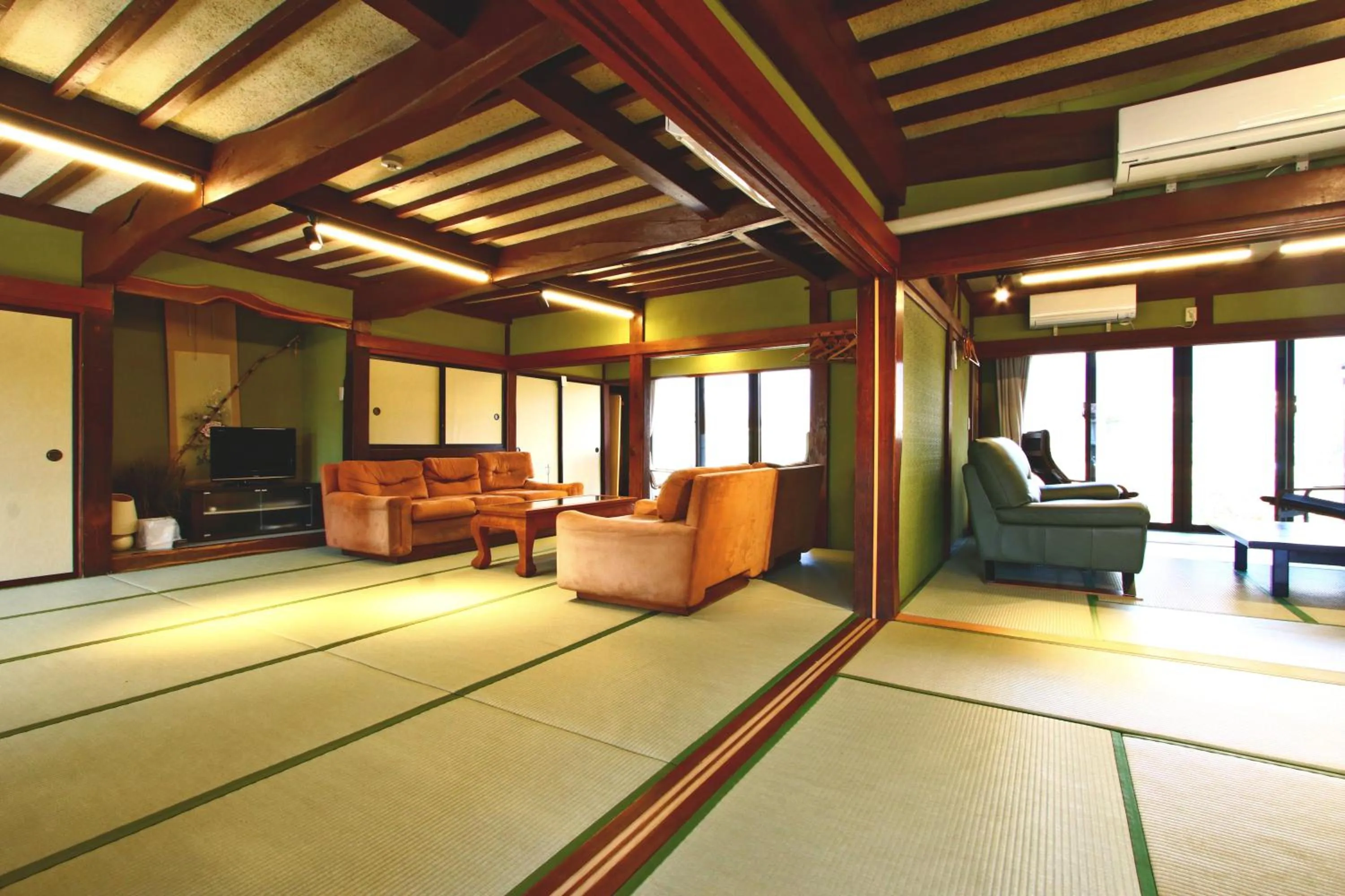 Communal lounge/ TV room in Hanamizuki