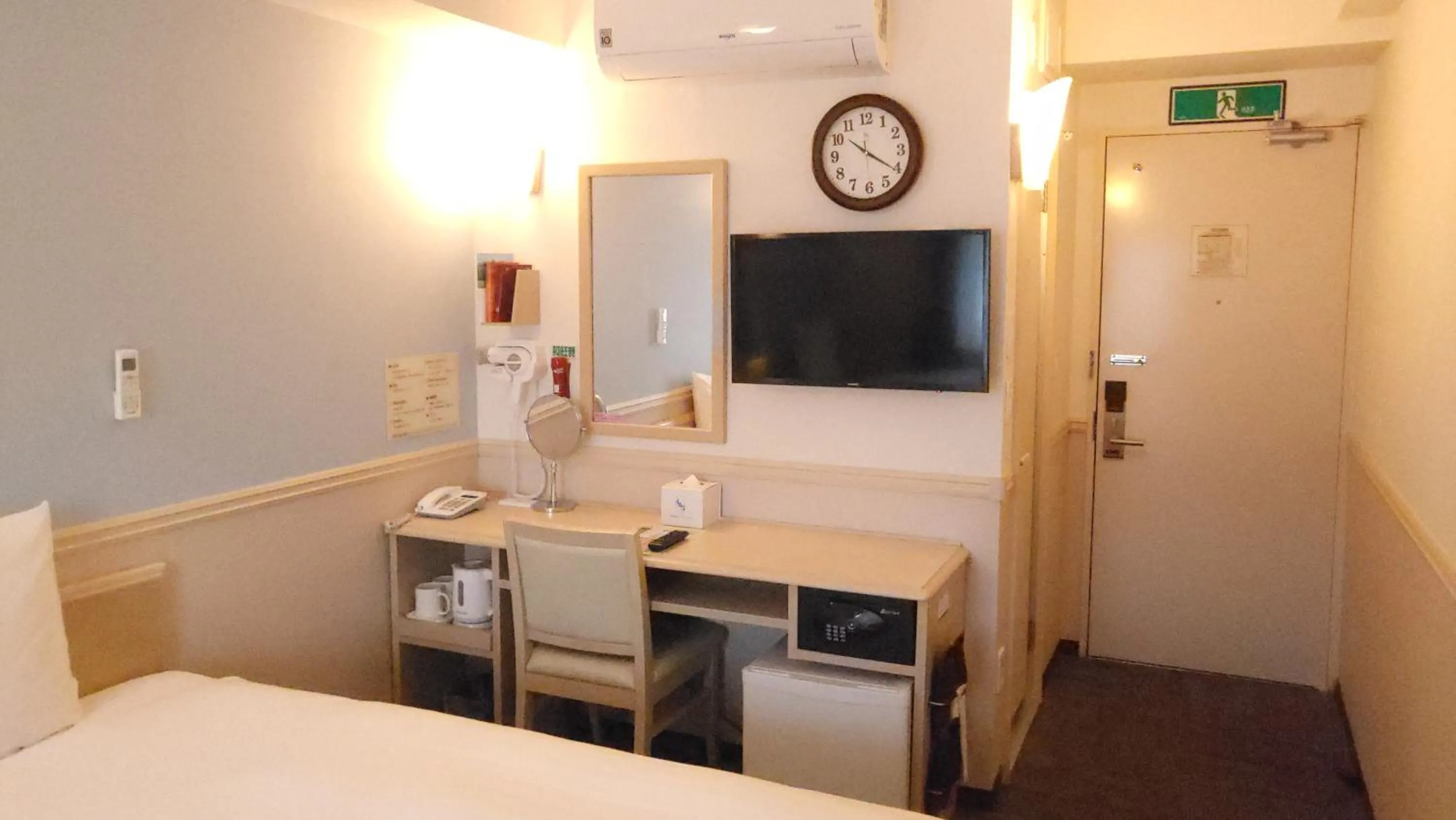 Communal lounge/ TV room, Bed in Toyoko Inn Ulsan Samsan