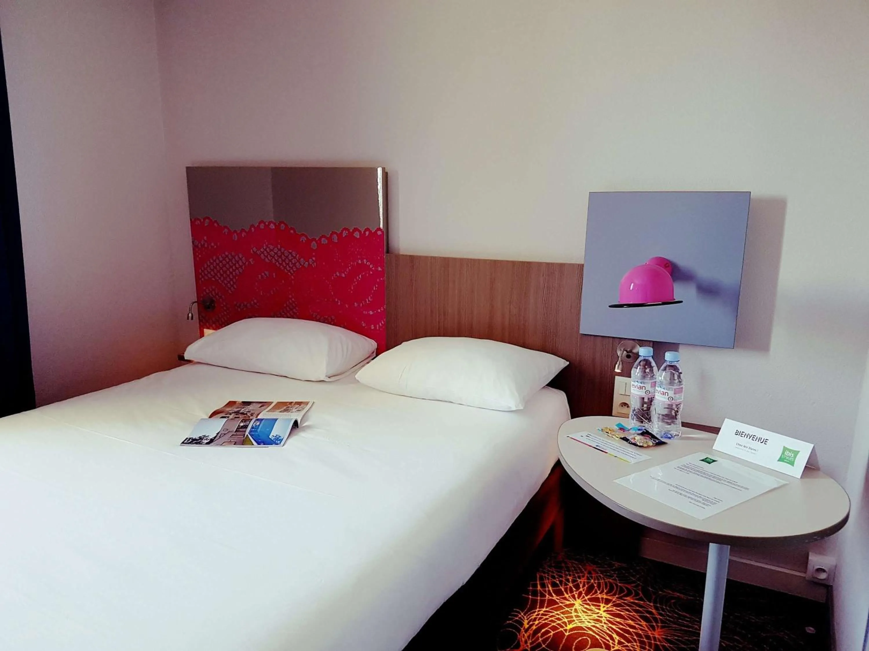 Photo of the whole room, Bed in ibis Styles Arles Palais des Congrès