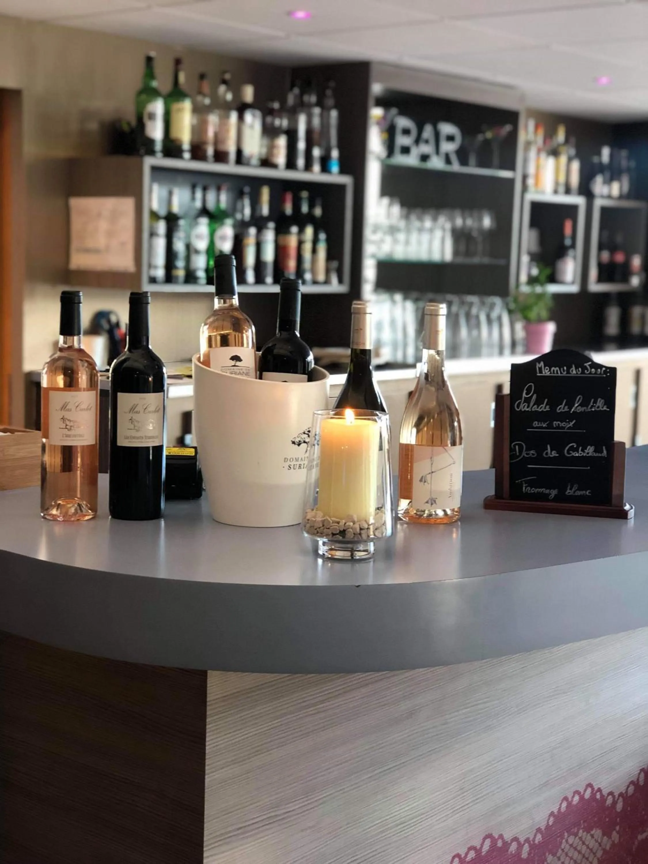 Lounge or bar in ibis Styles Arles Palais des Congrès