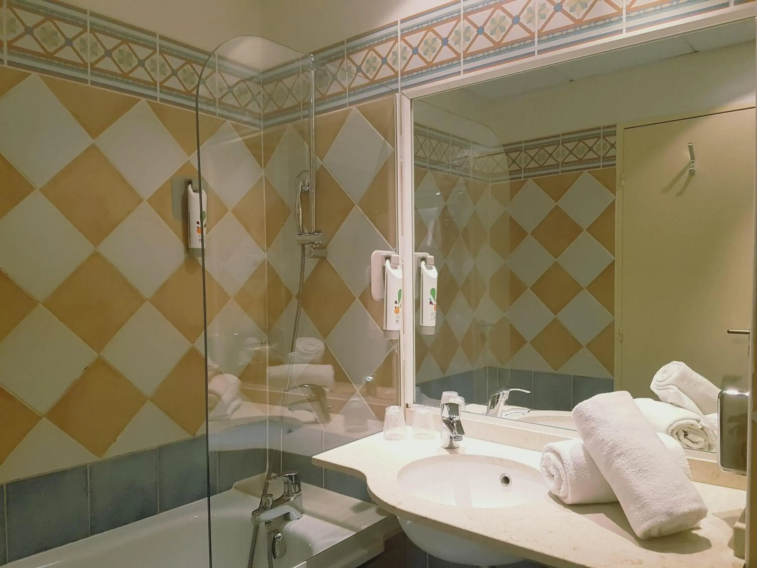 Suite with Separate Bedroom in ibis Styles Arles Palais des Congrès Suite with Separate Bedroom in ibis Styles Arles Palais des Congrès