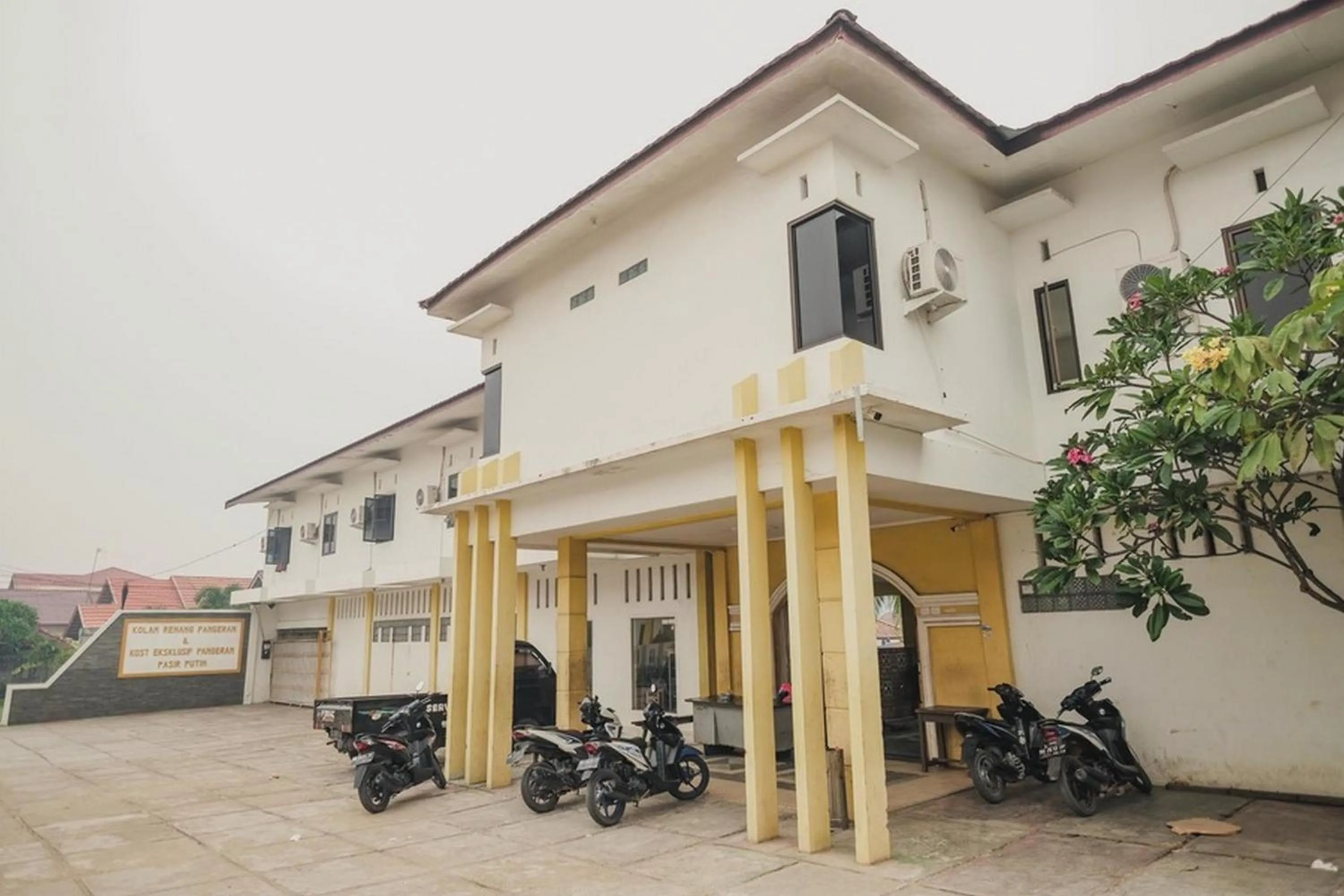 Property logo or sign in RedDoorz Syariah @ Pasir Putih Jambi