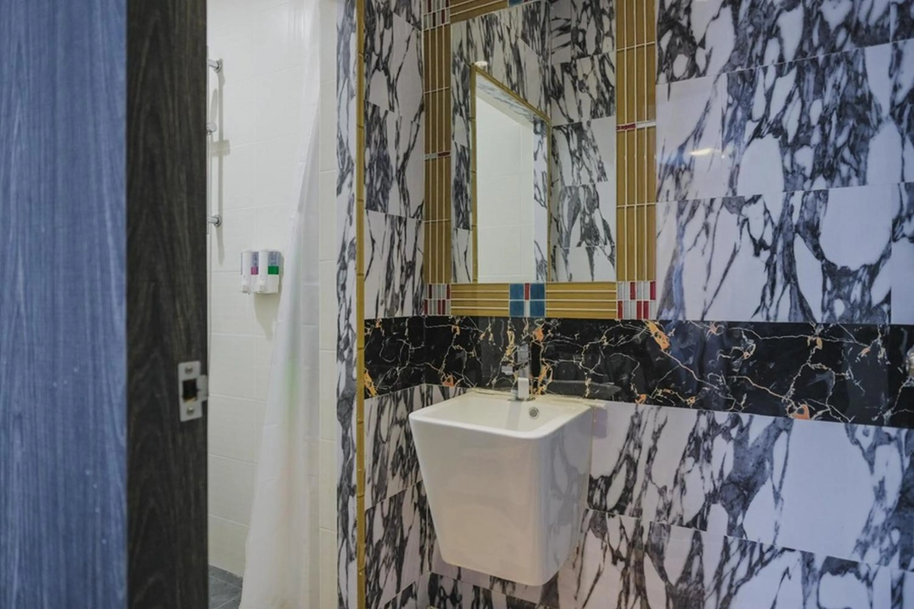 RedDoorz Plus near Gold Coast Ferry Terminal Batam