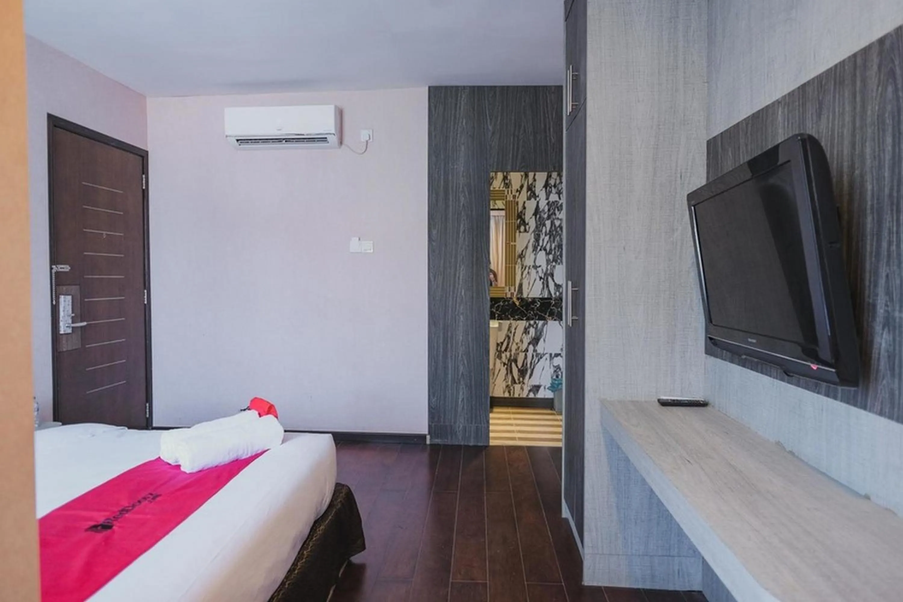 Bed in RedDoorz Plus near Gold Coast Ferry Terminal Batam