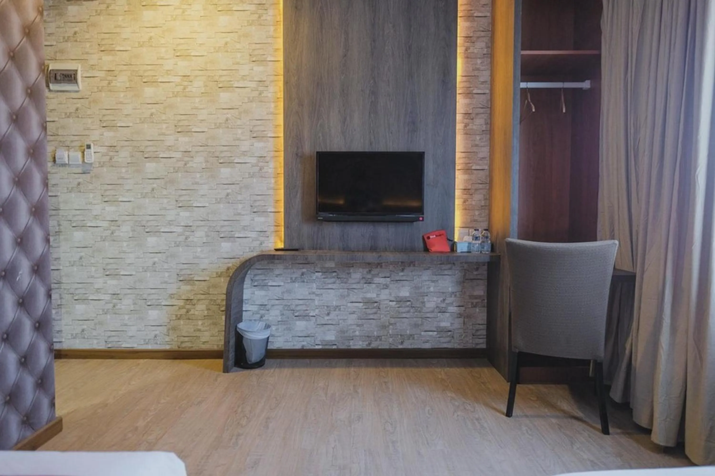 RedDoorz Plus near Gold Coast Ferry Terminal Batam