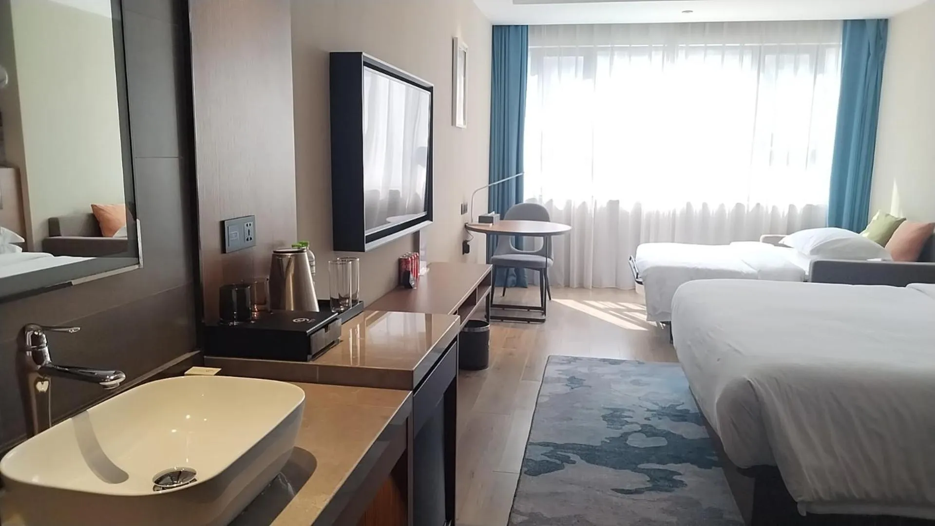 Photo of the whole room, Bed in Aurea Central Hotel