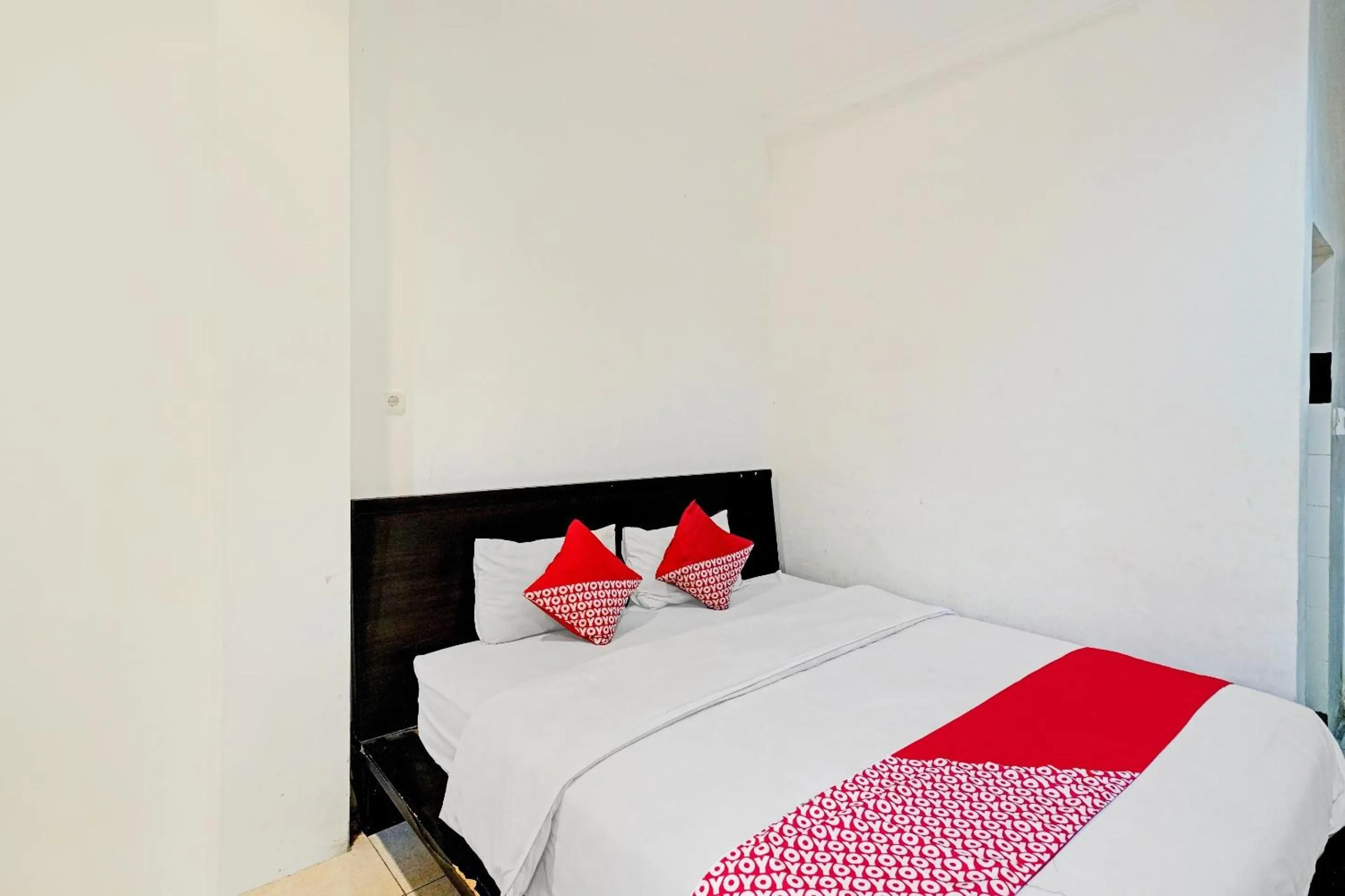 Bedroom, Bed in OYO 90450 Sentra Inn