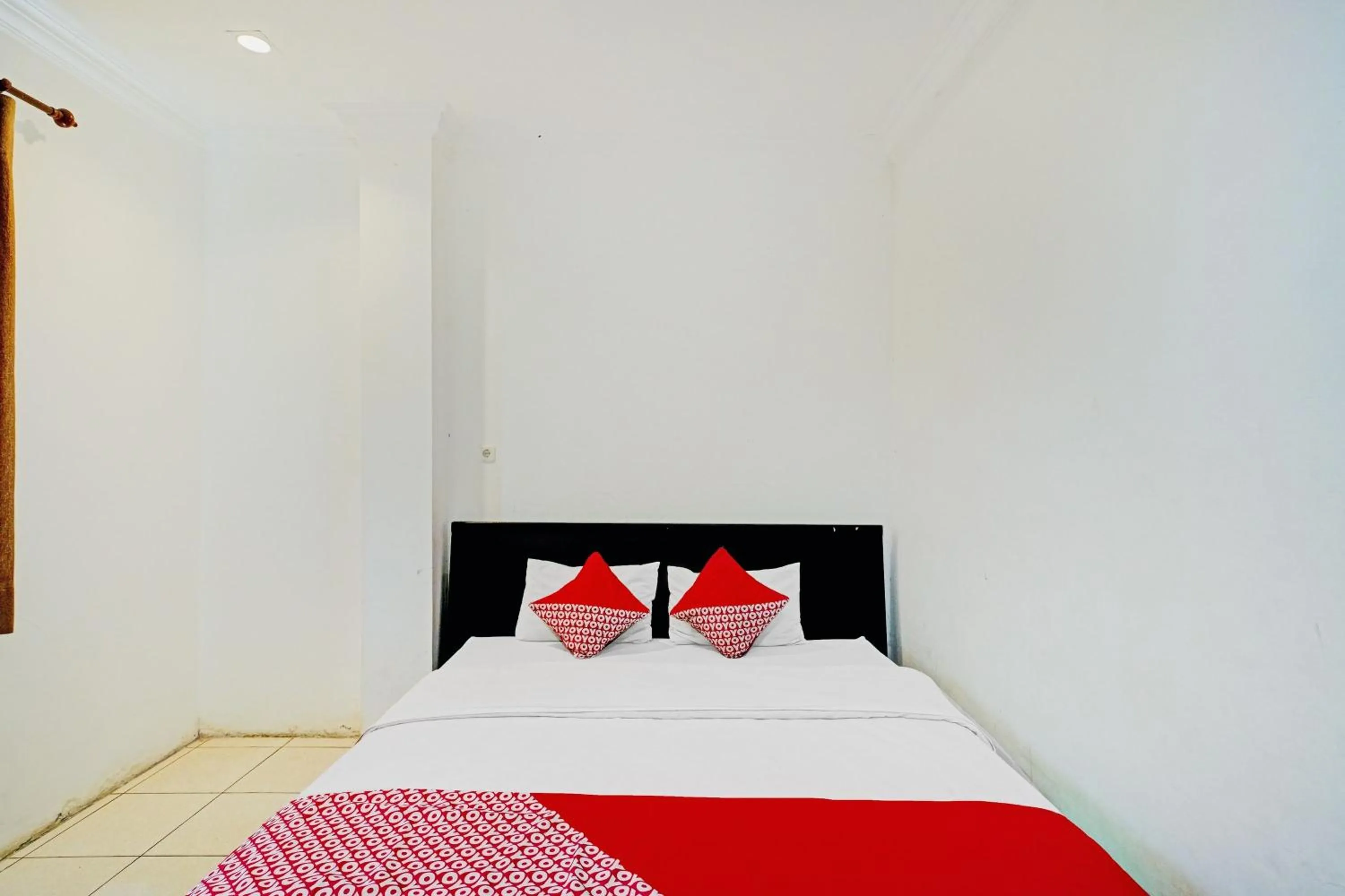 Bedroom in OYO 90450 Sentra Inn