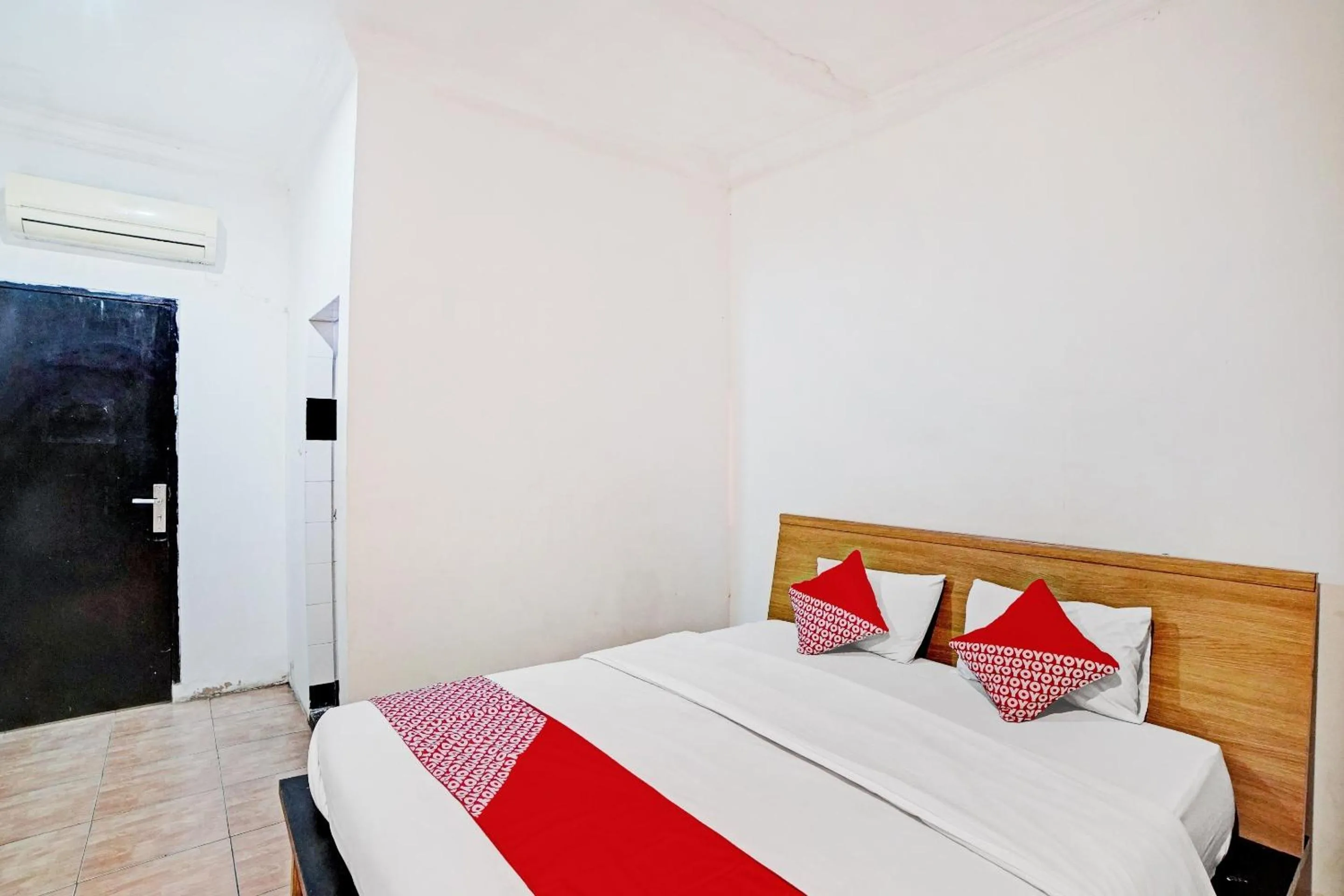 Bedroom, Bed in OYO 90450 Sentra Inn