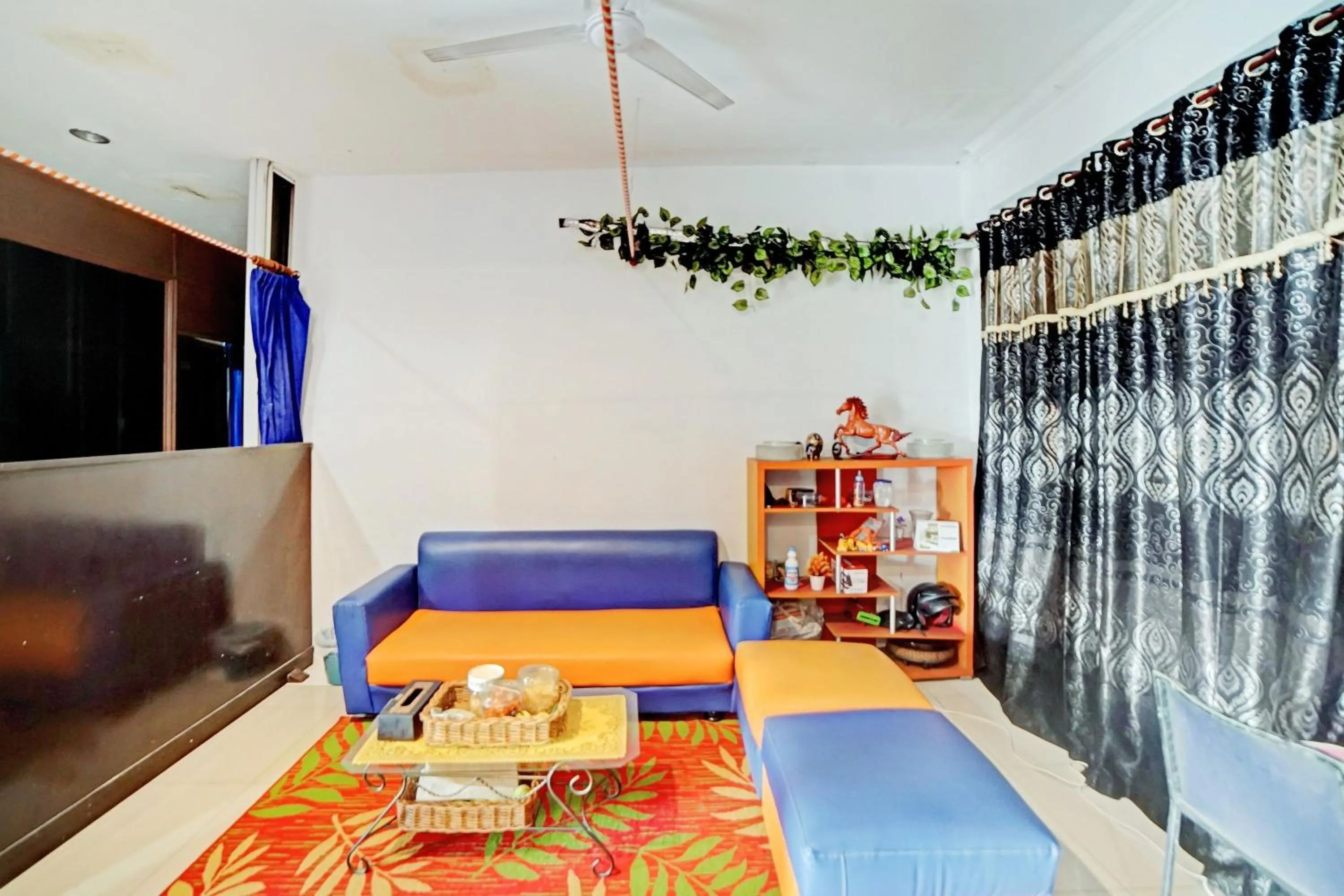 Seating area in OYO 90450 Sentra Inn