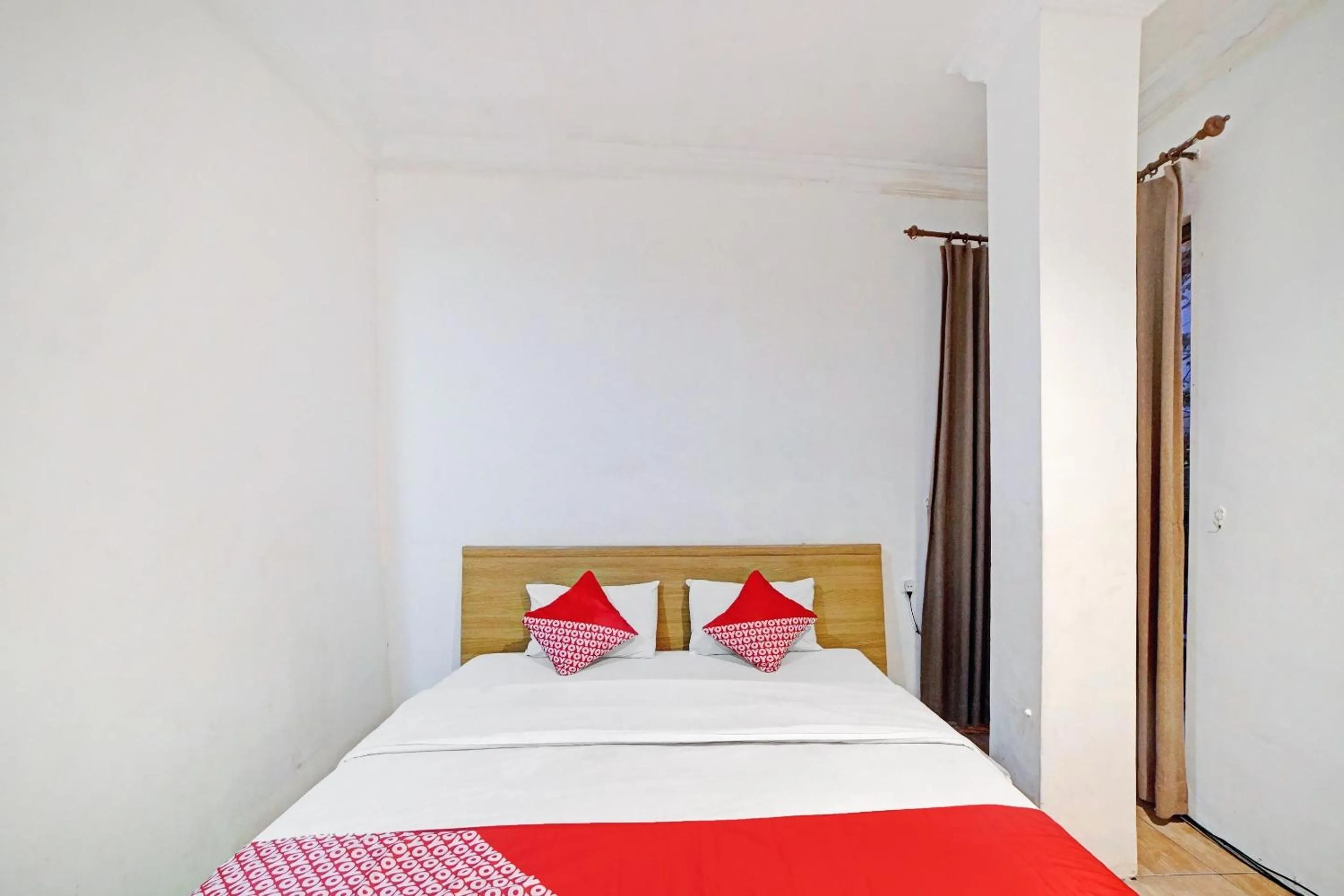 Bedroom, Bed in OYO 90450 Sentra Inn