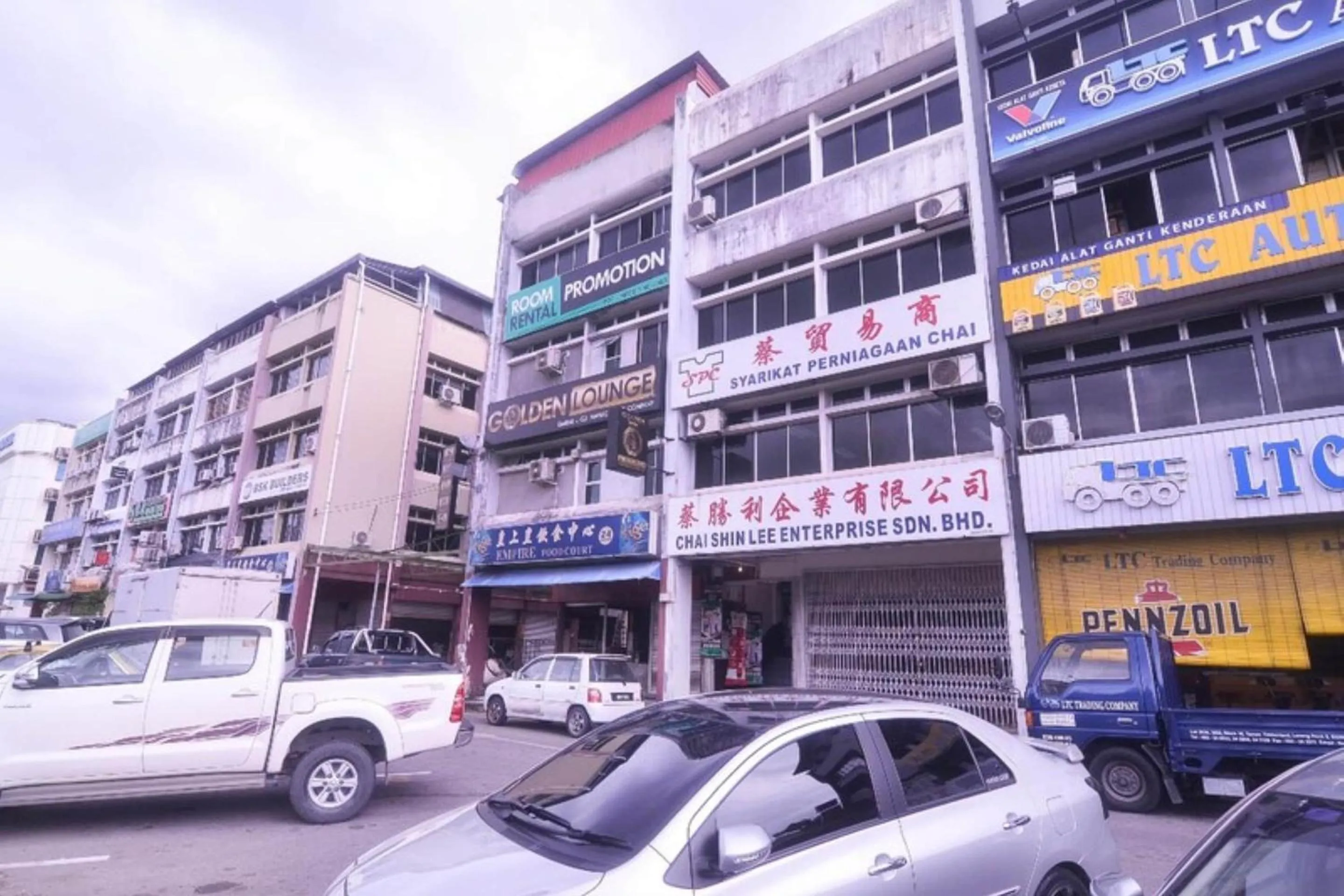 Facade/entrance in OYO 89465 Golden Lounge