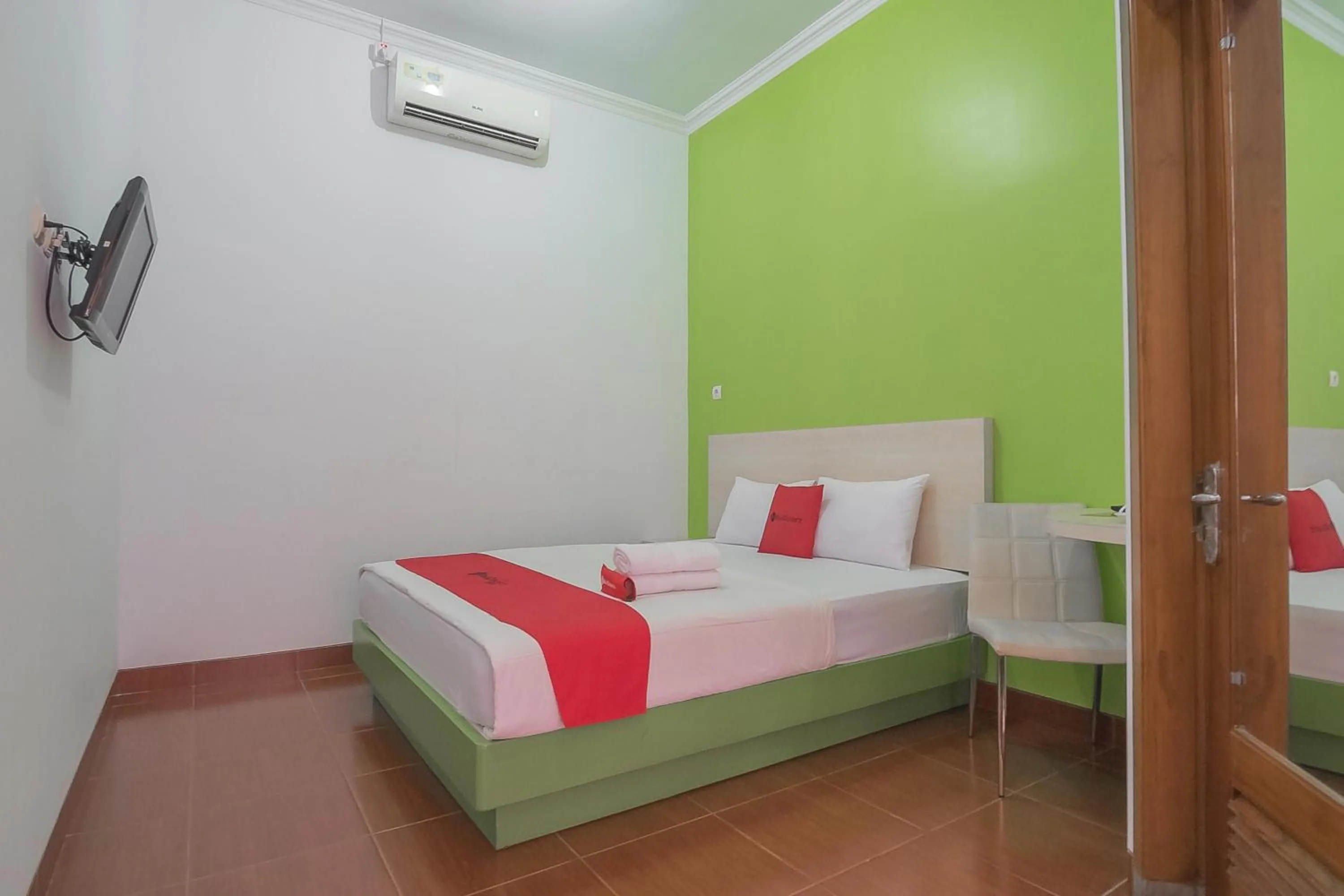 Bedroom, Bed in RedDoorz Plus near Alun Alun Kuningan