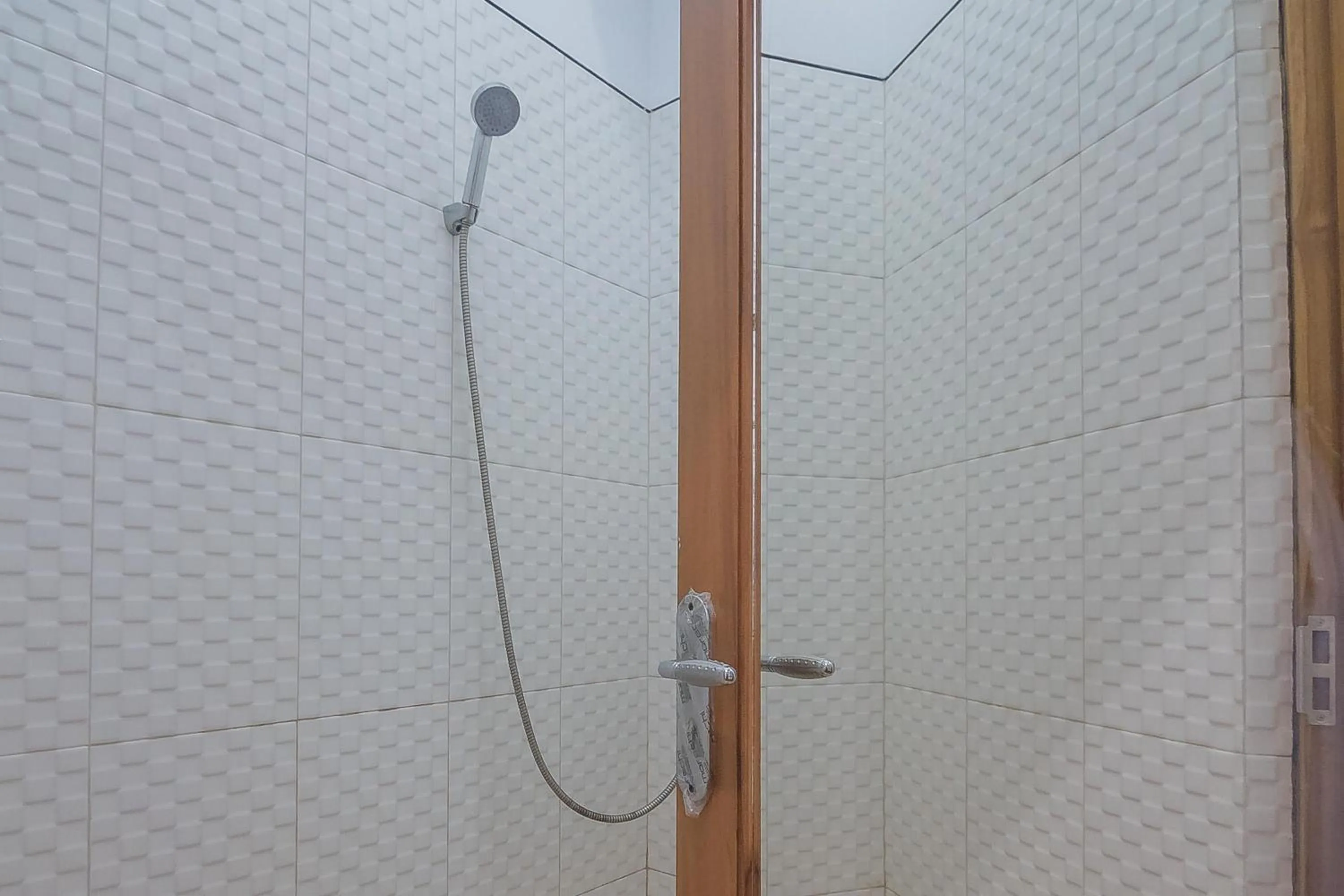 Bathroom in RedDoorz Plus near Alun Alun Kuningan