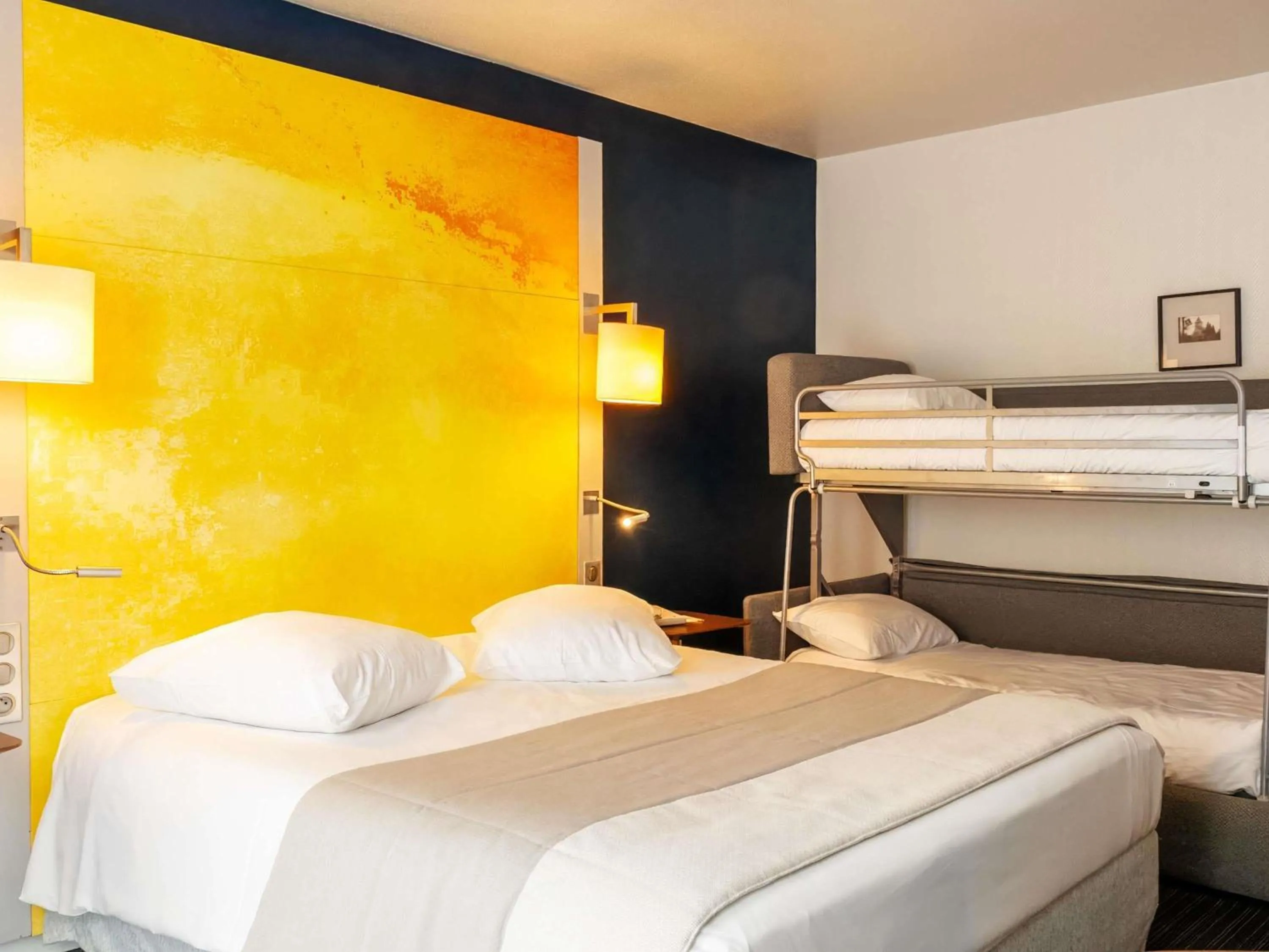 Bedroom, Bed in Mercure Rouen Centre Cathédrale