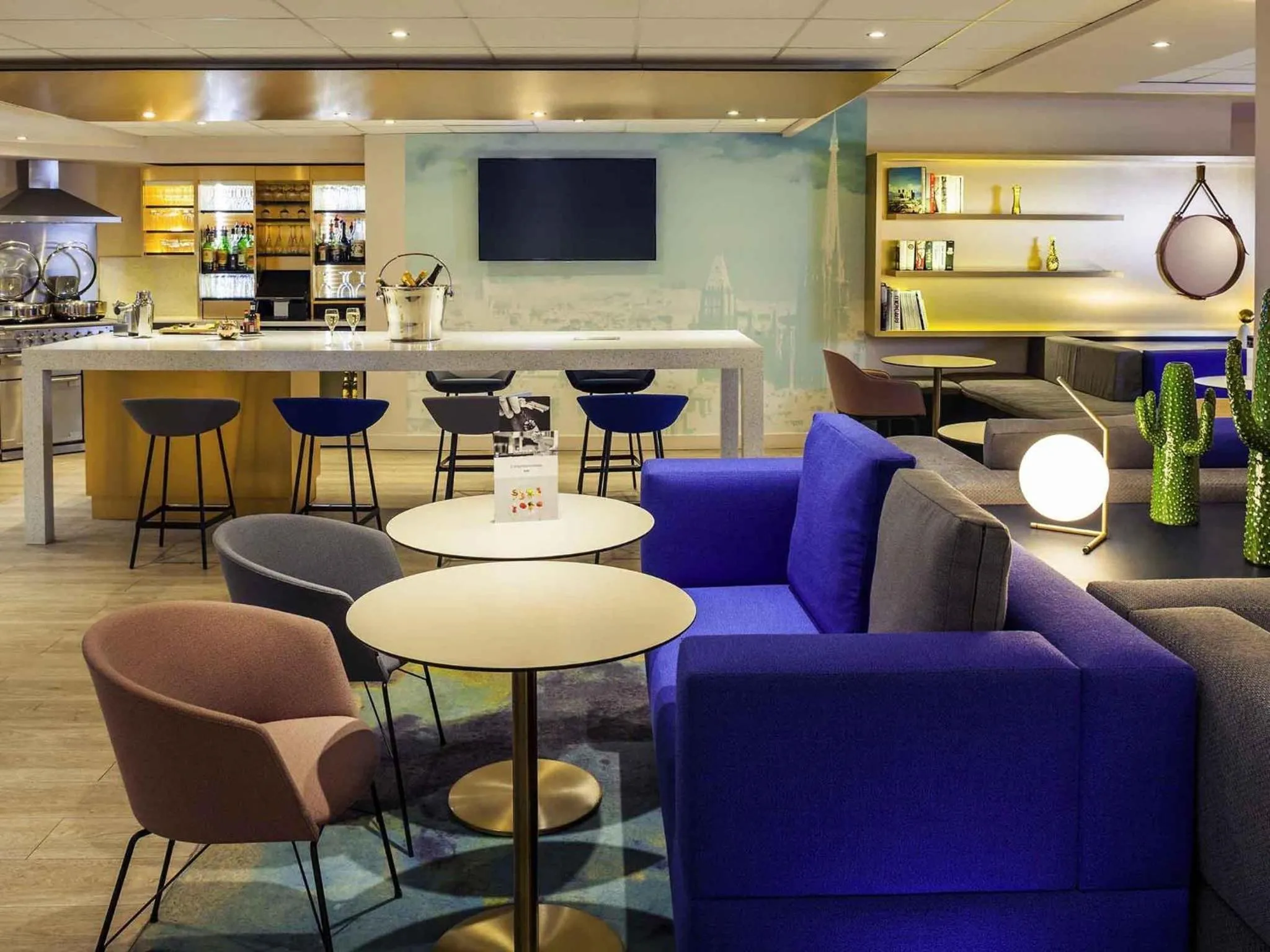 Lounge or bar in Mercure Rouen Centre Cathédrale