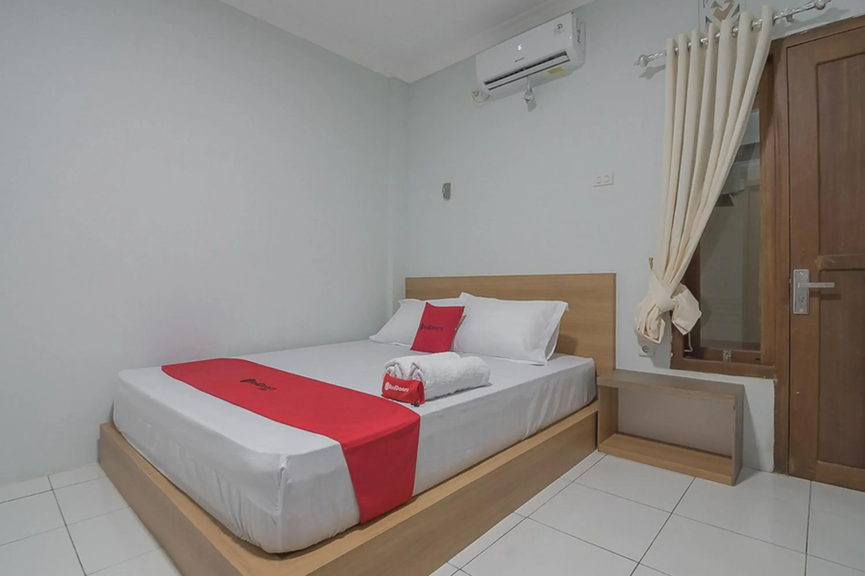 Double Room in RedDoorz near RSUD Dr Abdul Aziz Singkawang Double Room in RedDoorz near RSUD Dr Abdul Aziz Singkawang