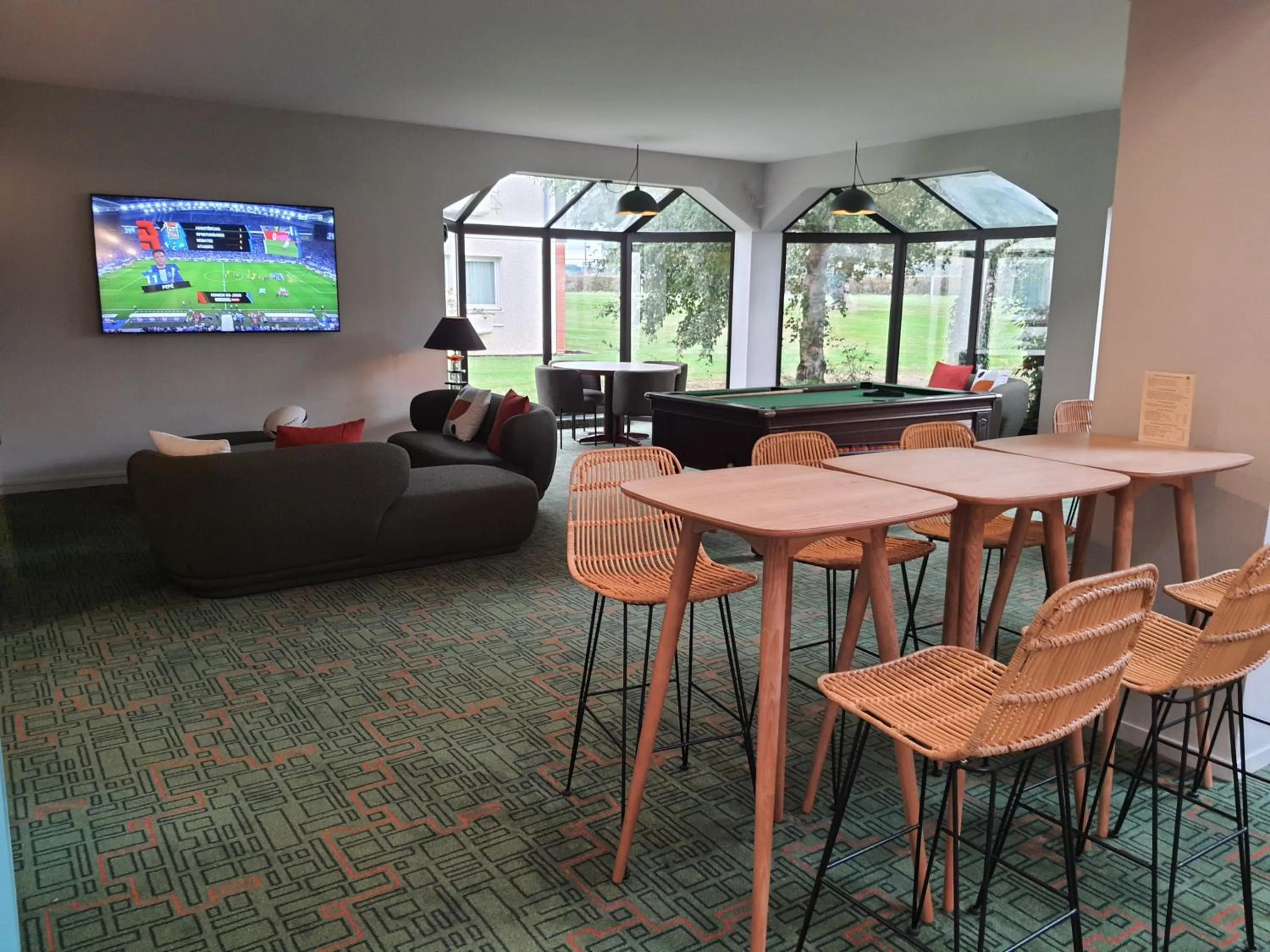 Lounge or bar in Ibis Styles Lisieux Normandie